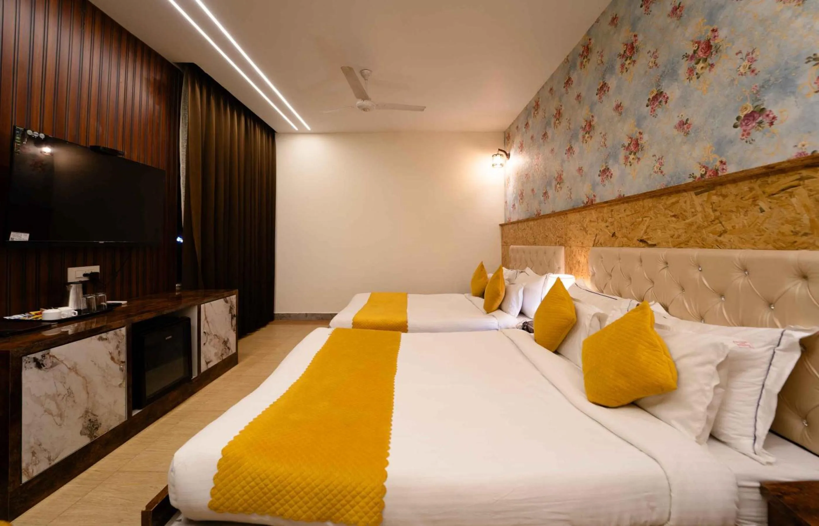 Bed in Hotel Royal Paradise