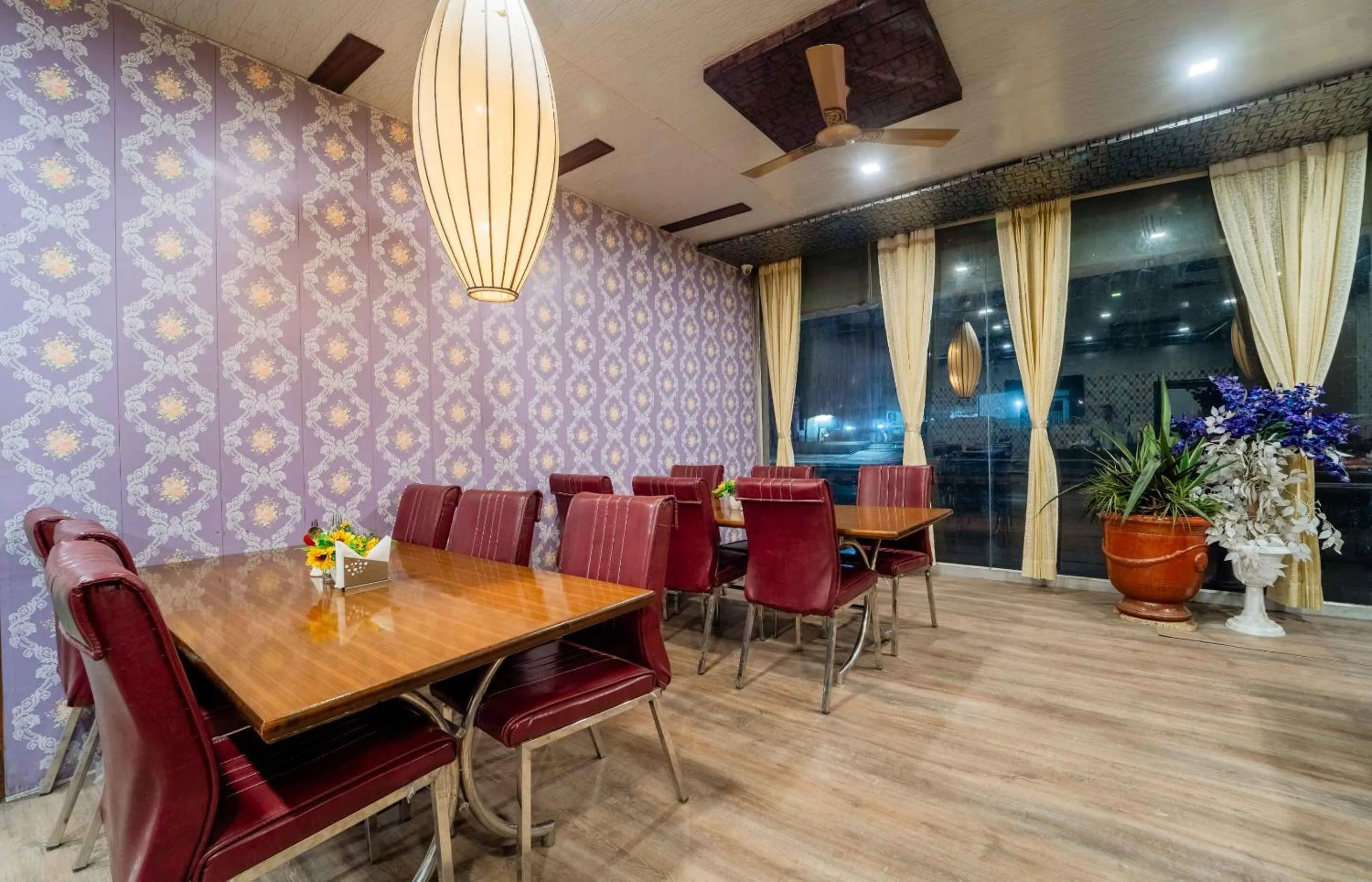 Restaurant/places to eat in Hotel Royal Paradise