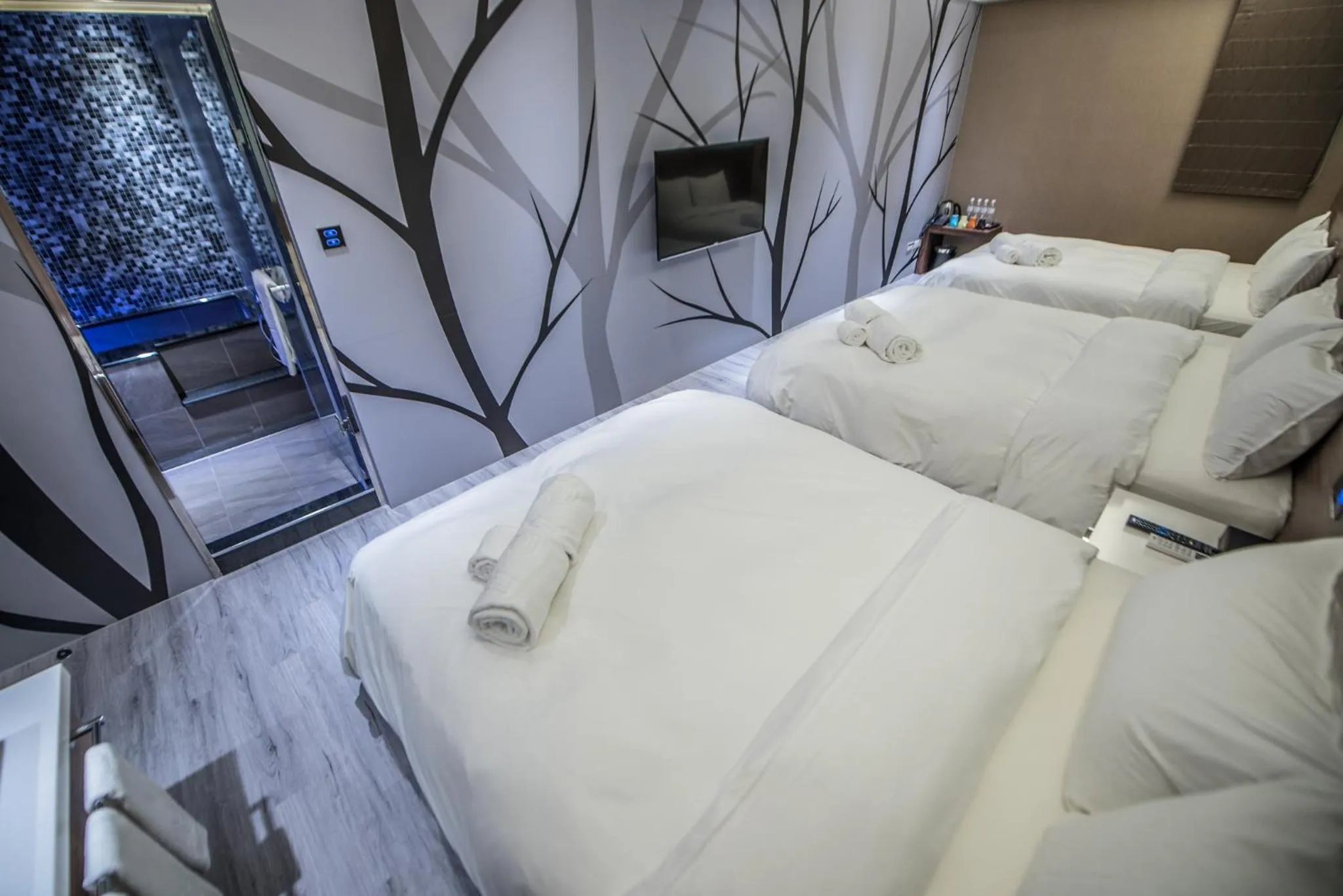 Shower, Bed in SIX FUKUN HOTEL