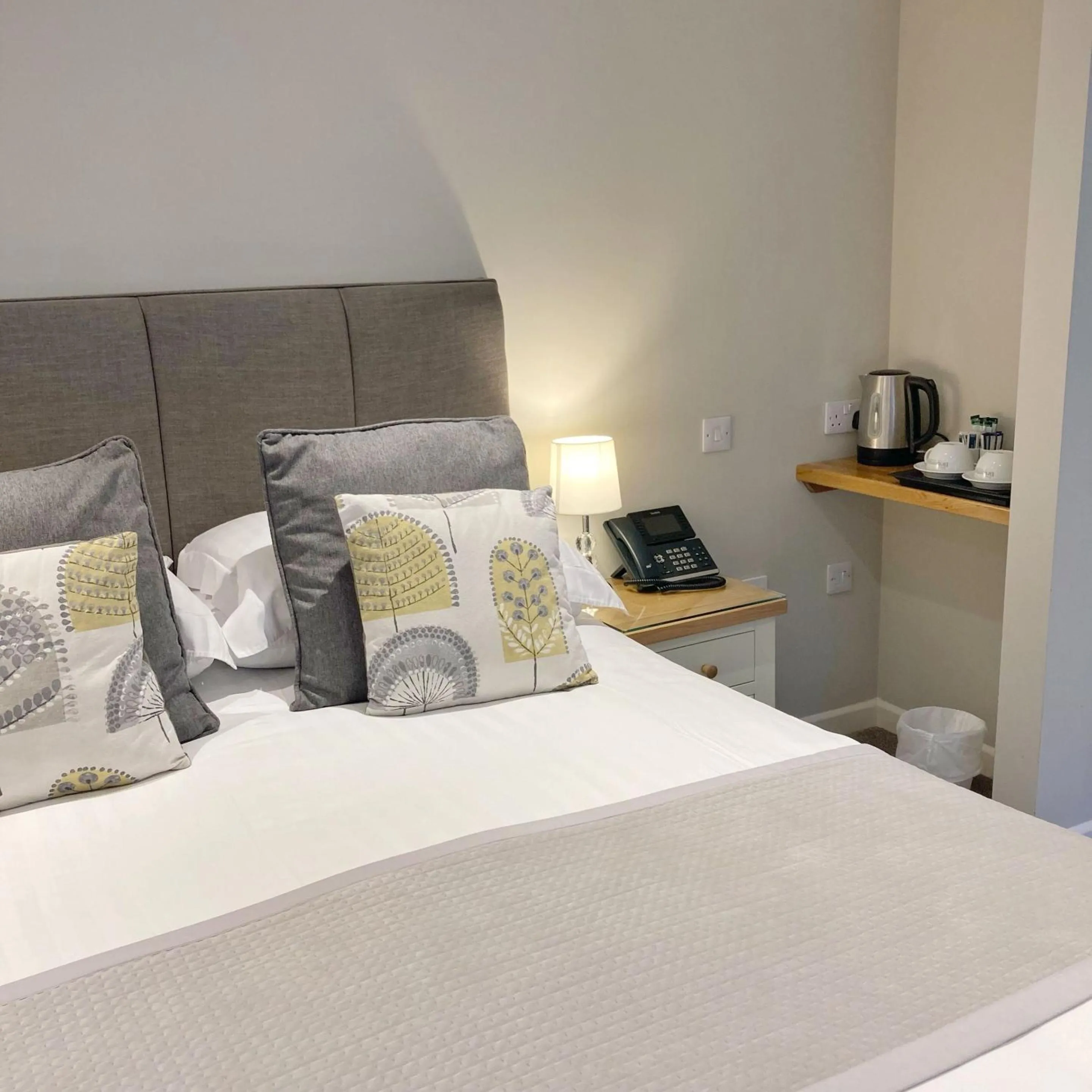 Dining area, Bed in The Britannia Inn & Waves Restaurant