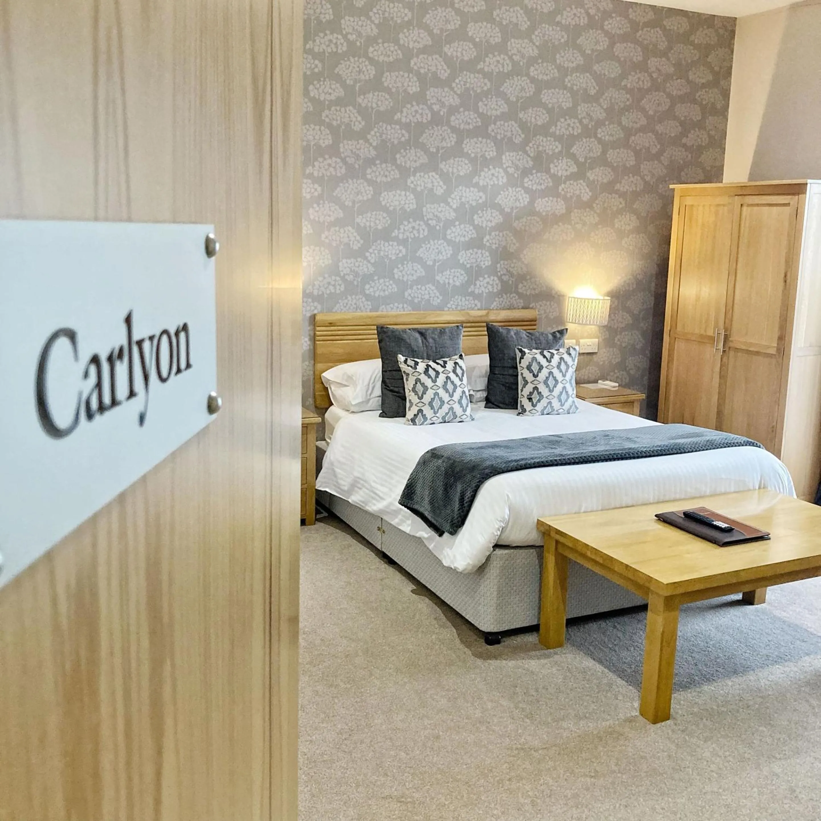 Dining area, Bed in The Britannia Inn & Waves Restaurant