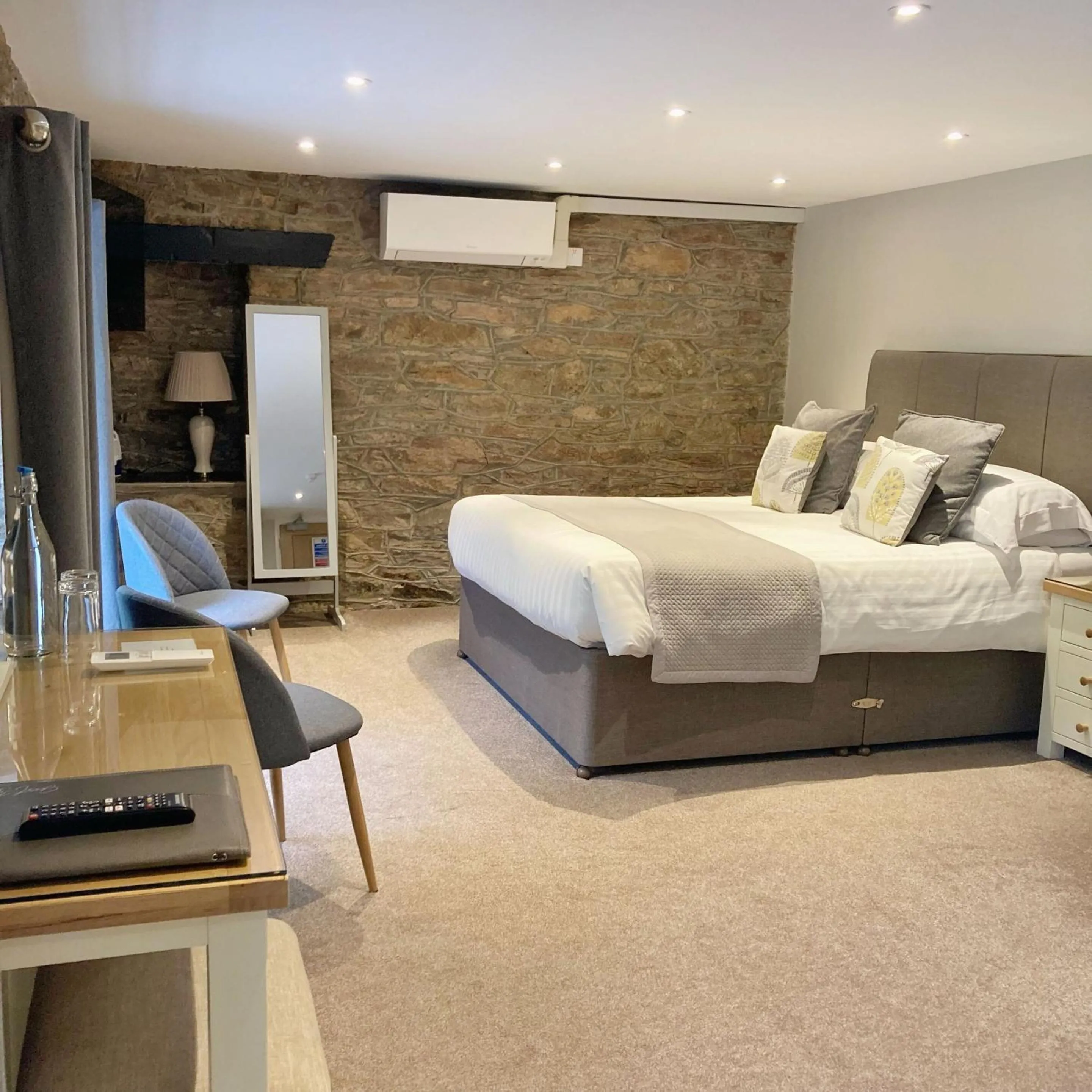 Dining area, Bed in The Britannia Inn & Waves Restaurant