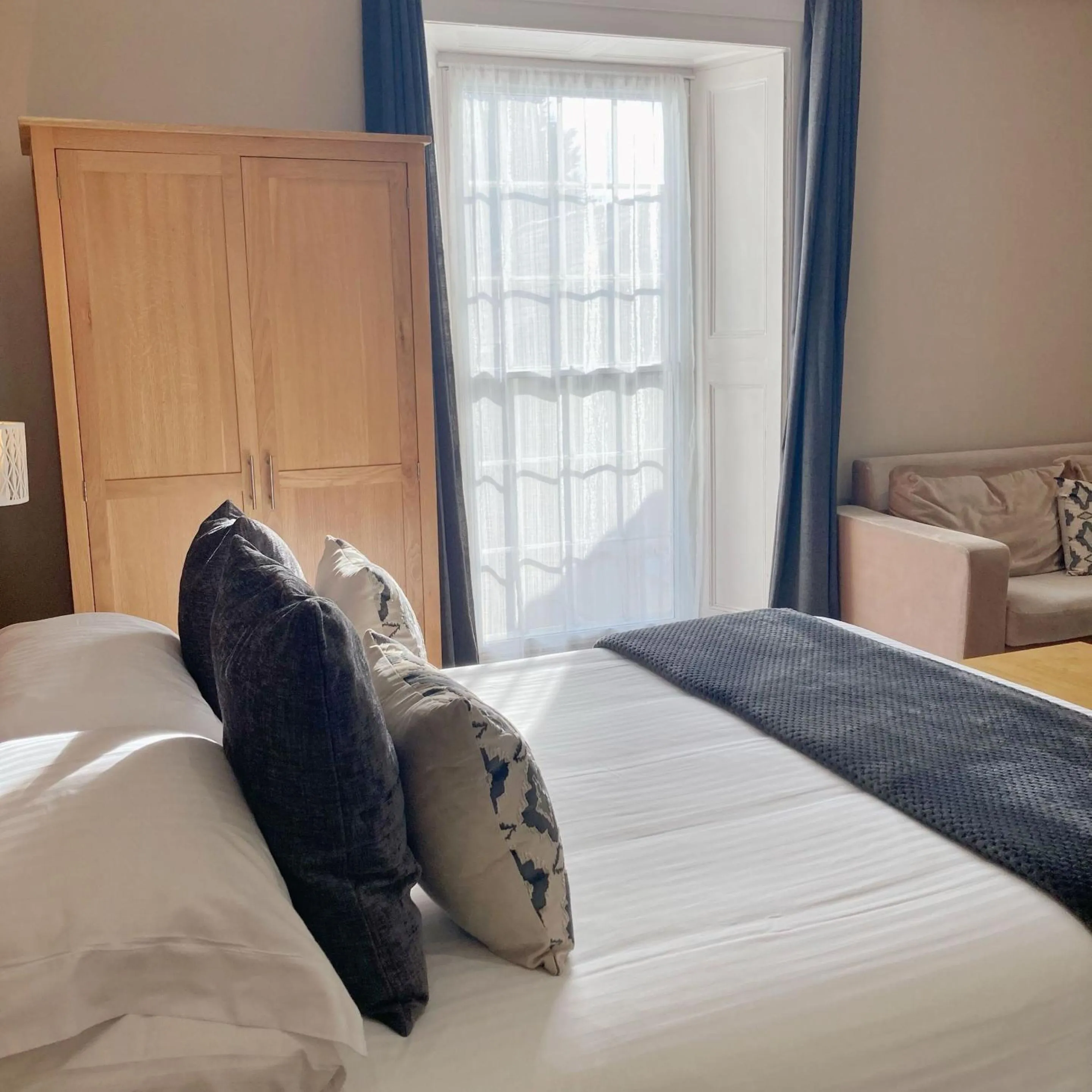 Dining area, Bed in The Britannia Inn & Waves Restaurant