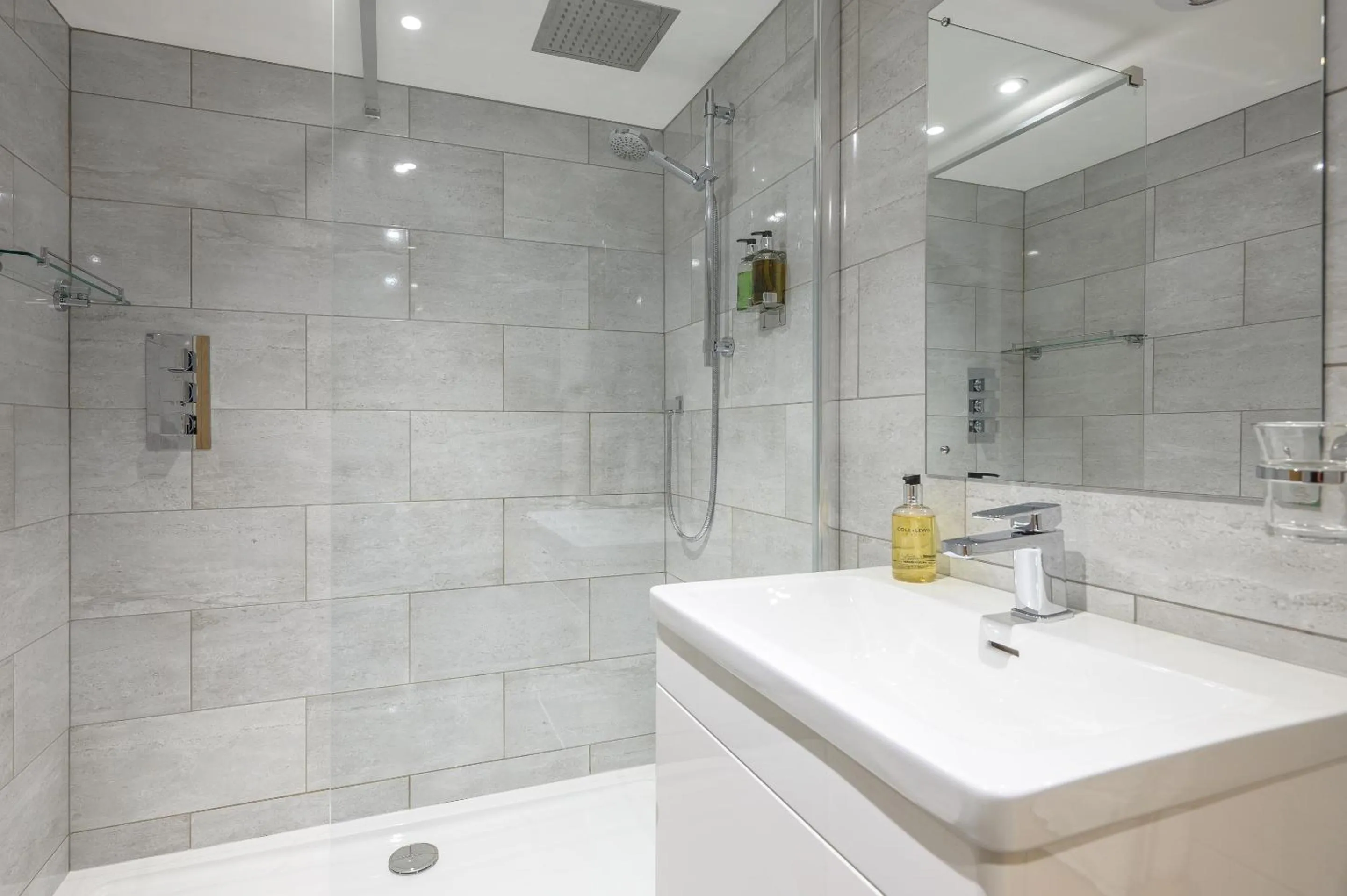 Bathroom in The Britannia Inn & Waves Restaurant