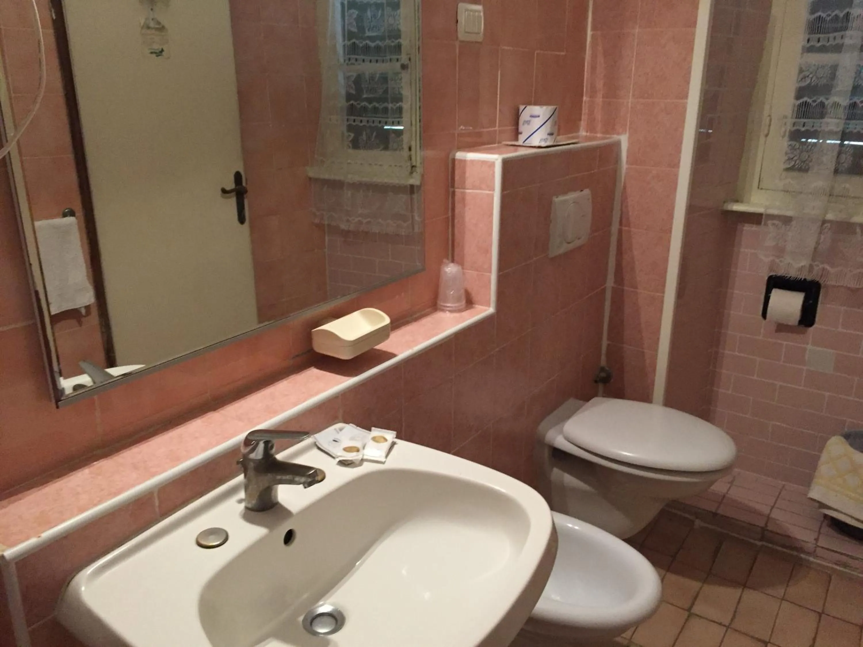 Bathroom in Albergo Ape Elbana