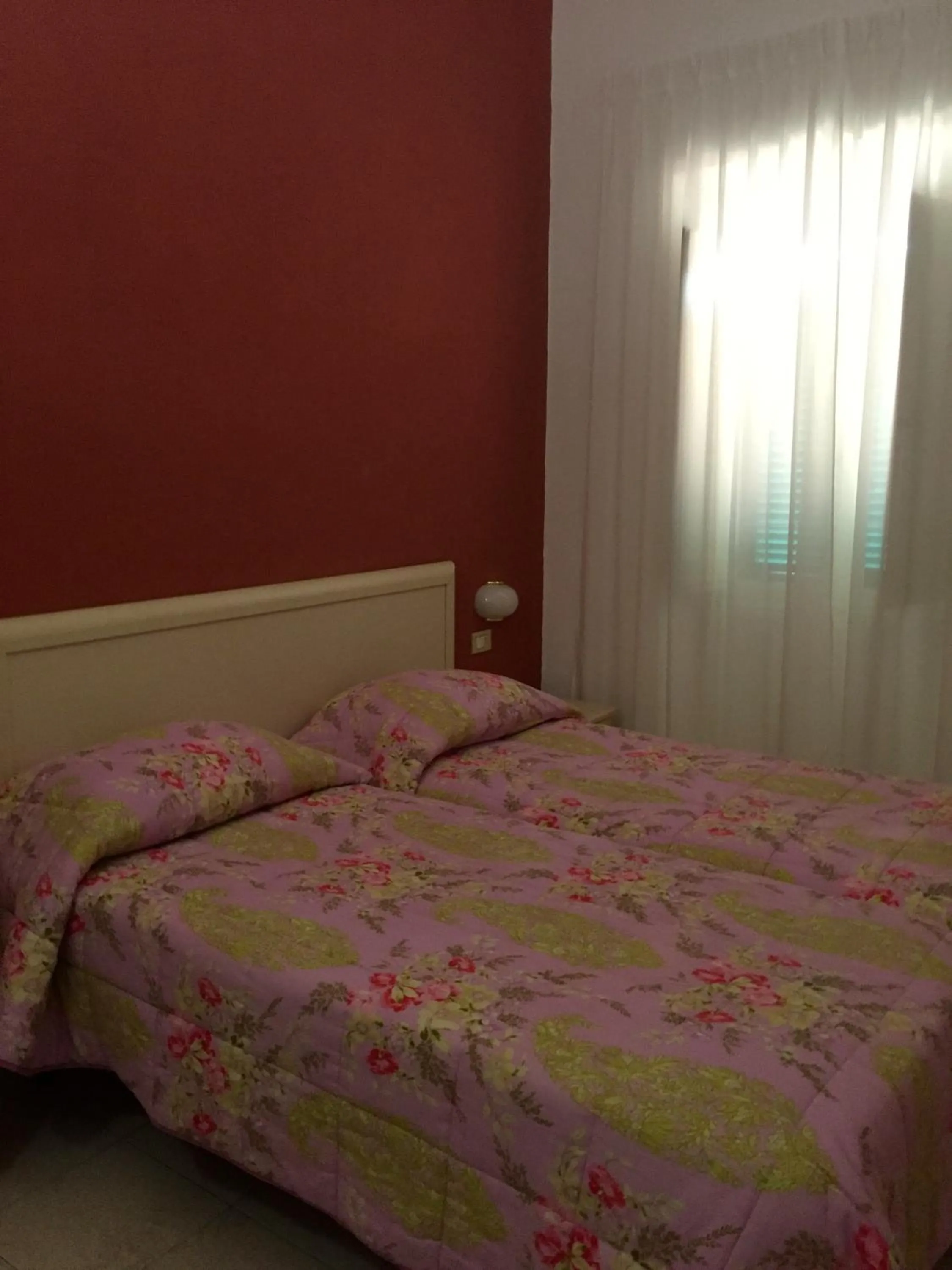 Property building, Bed in Albergo Ape Elbana