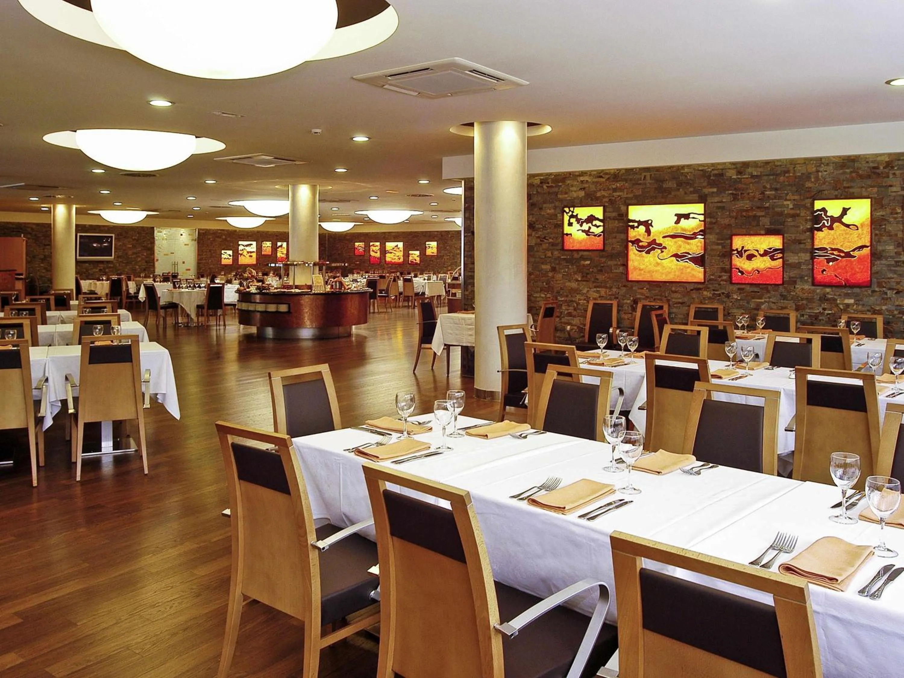Restaurant/places to eat in Novotel Andorra