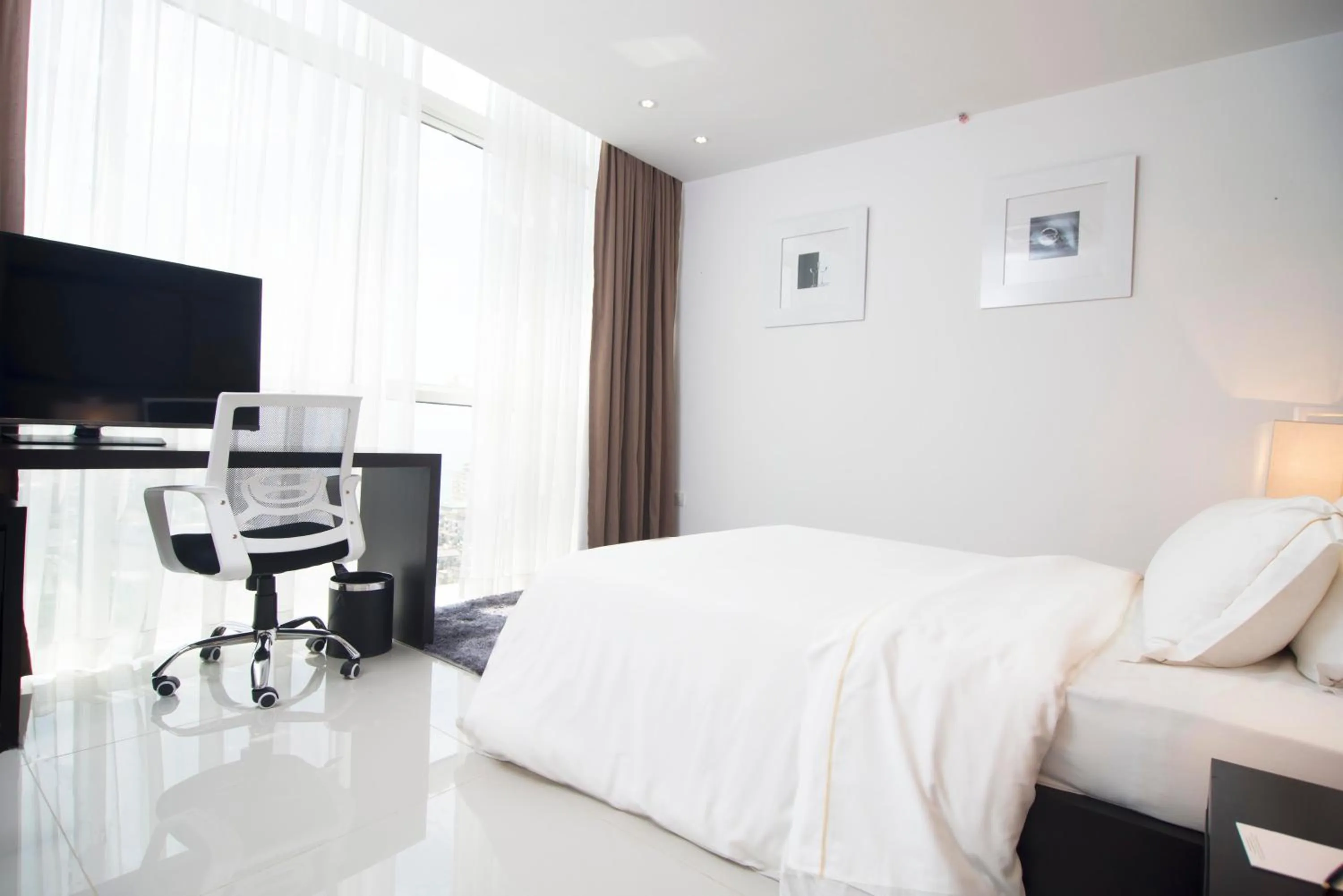 Bedroom, Bed in Platinum One Suites