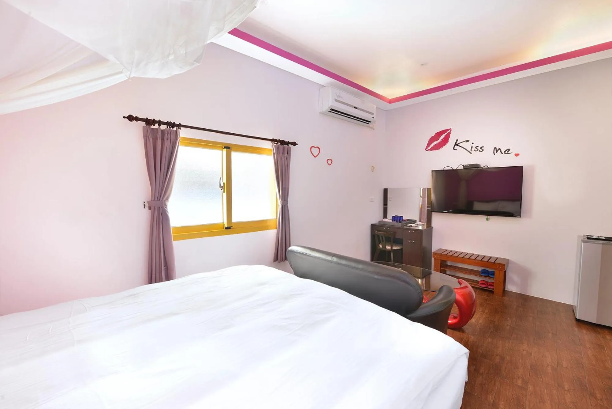 Decorative detail, Bed in Star Inn 888