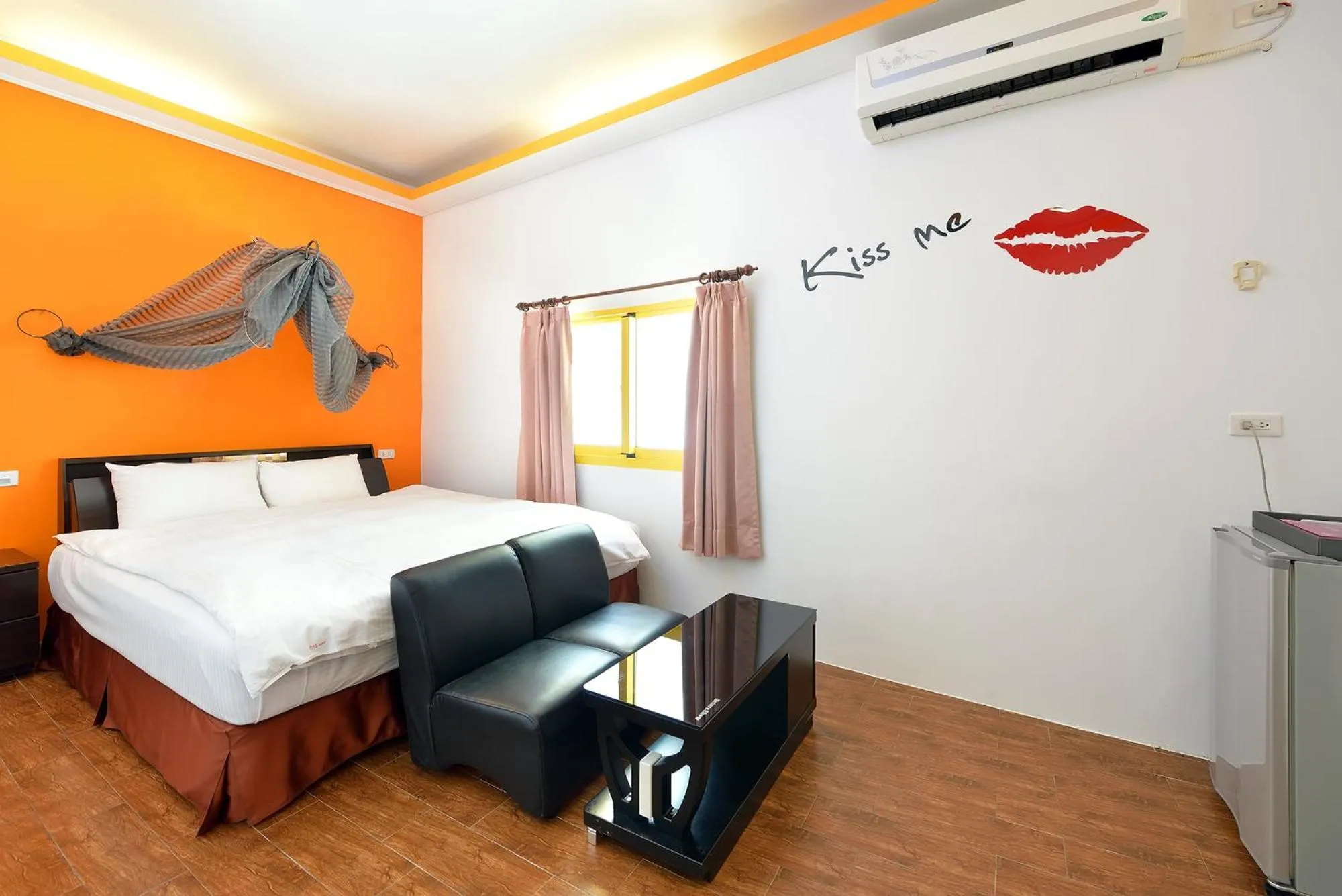 Decorative detail, Bed in Star Inn 888