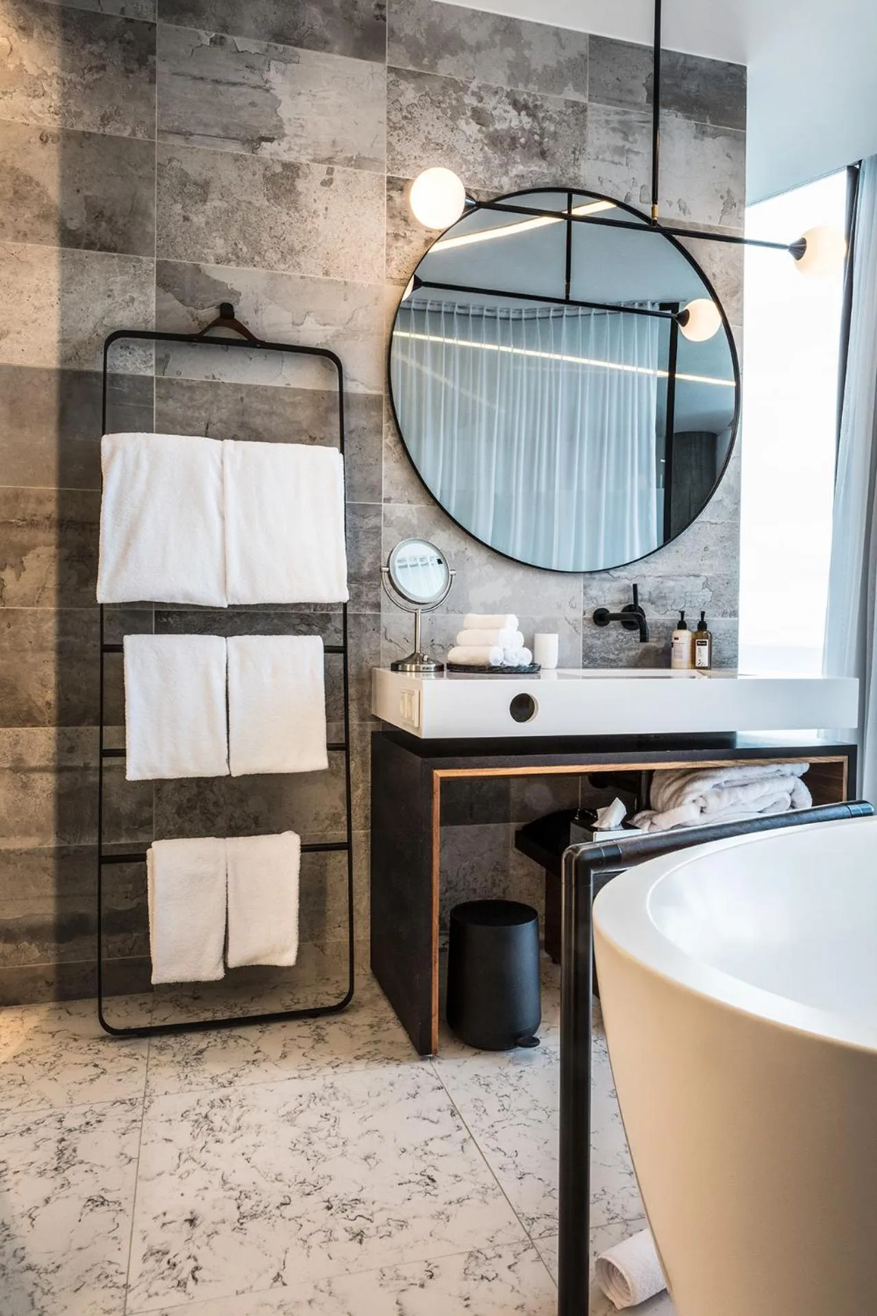 Bathroom, Bed in Tower Suites Reykjavík