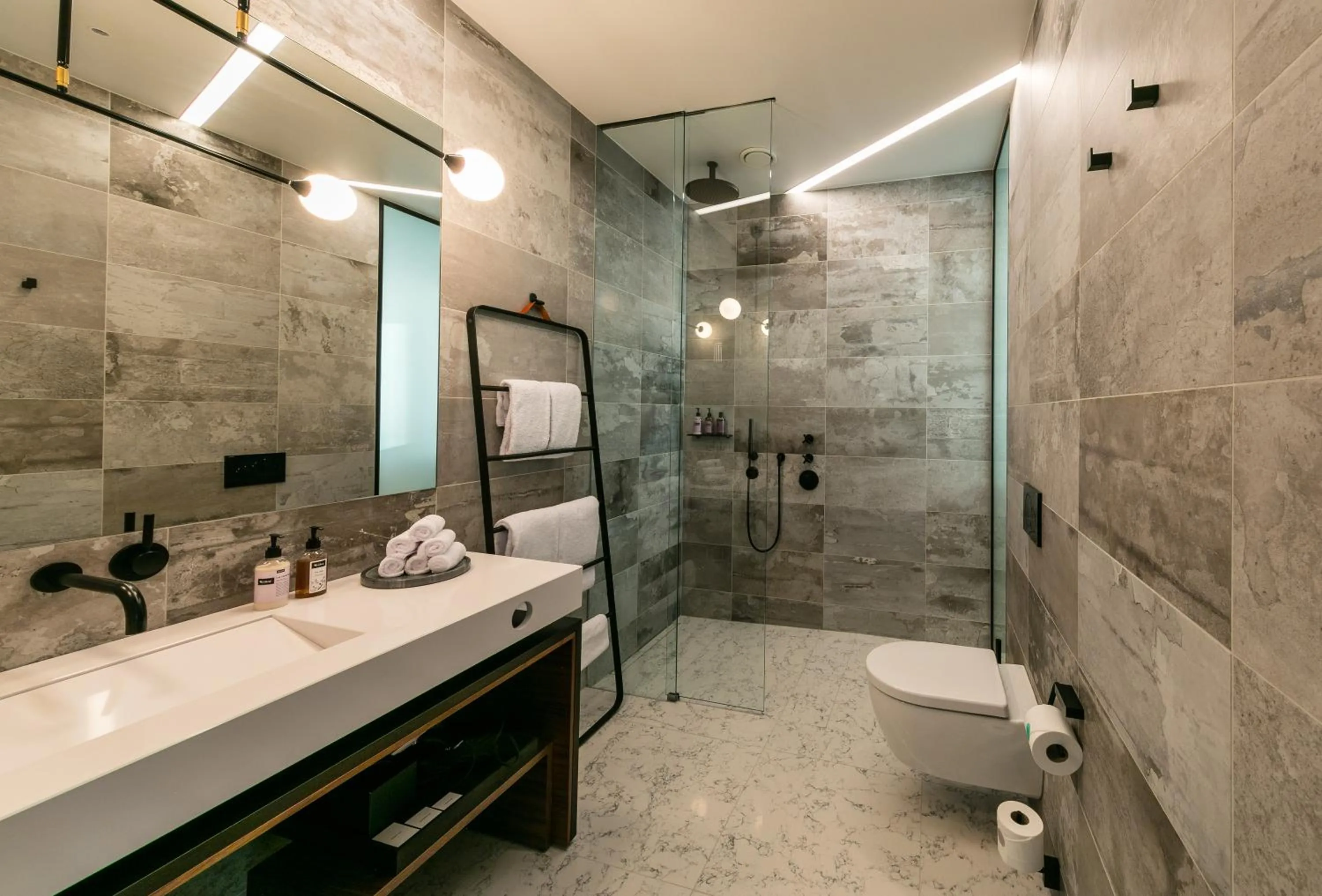 Shower in Tower Suites Reykjavík