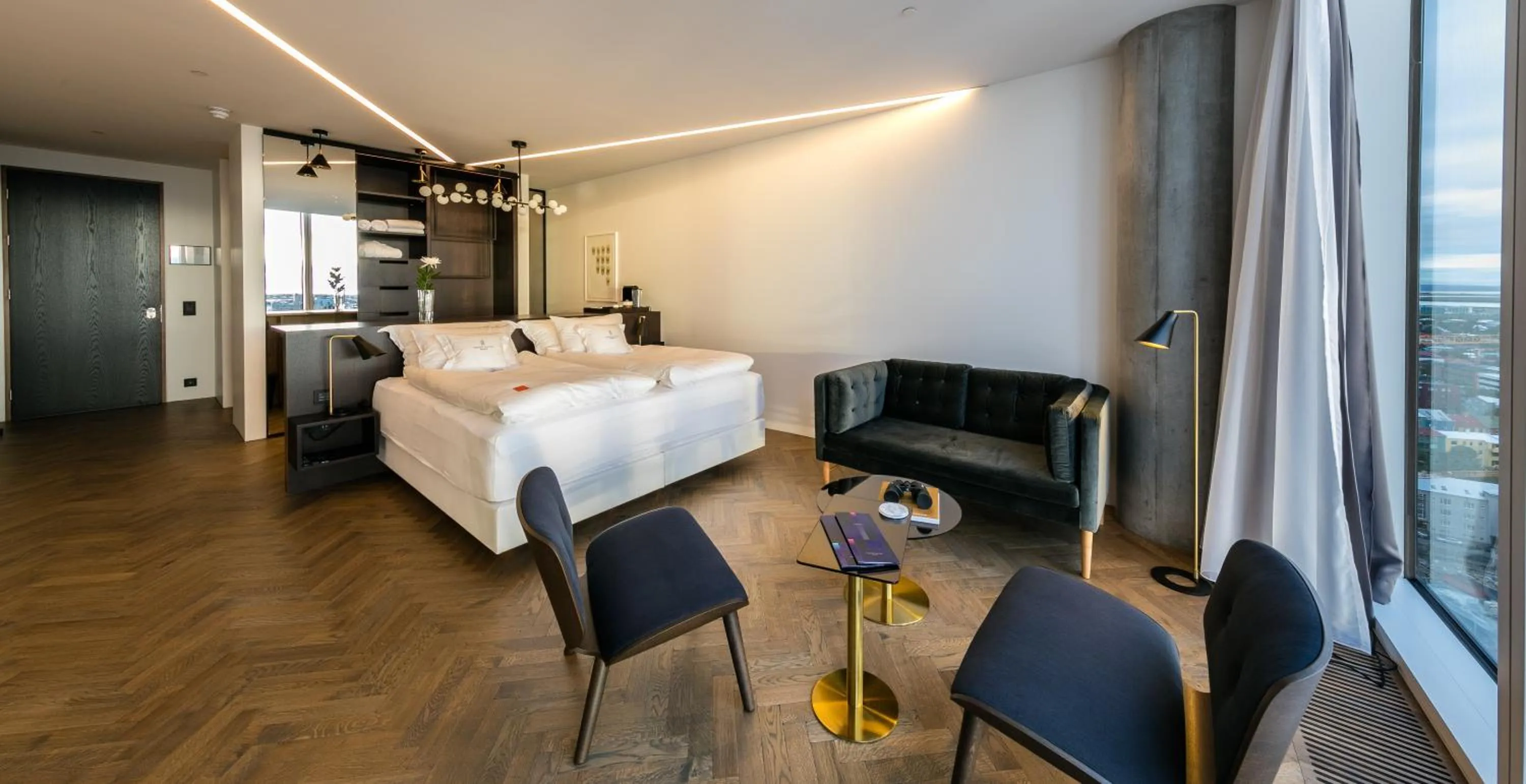 TV and multimedia, Bed in Tower Suites Reykjavík