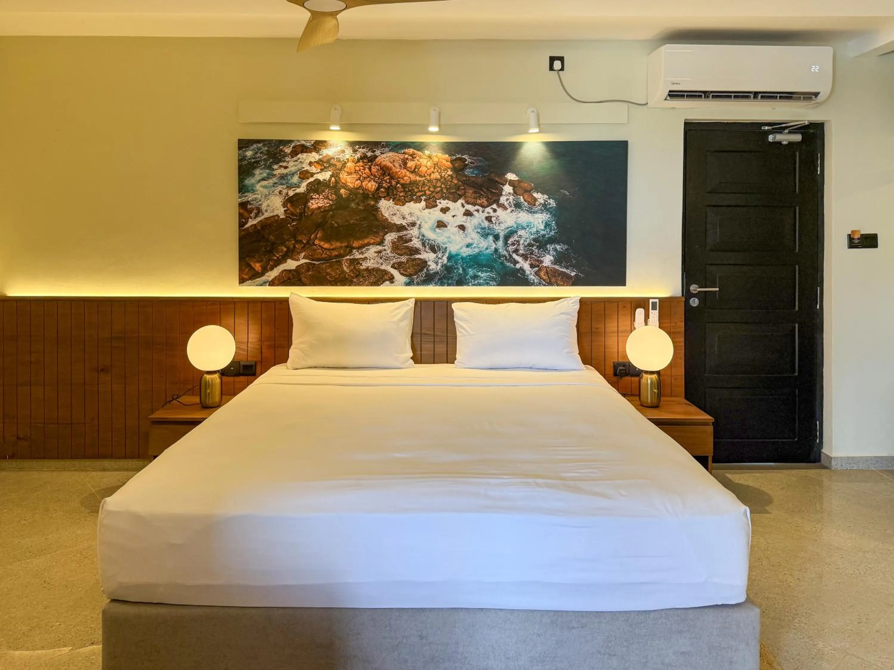 Bed in South Lake Resort Koggala