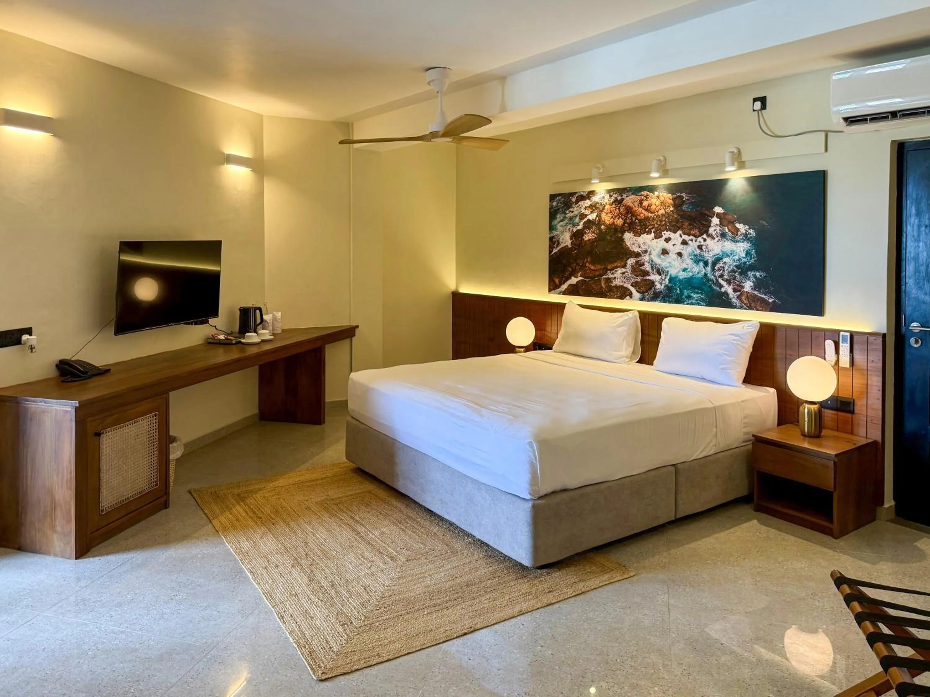 Bed in South Lake Resort Koggala