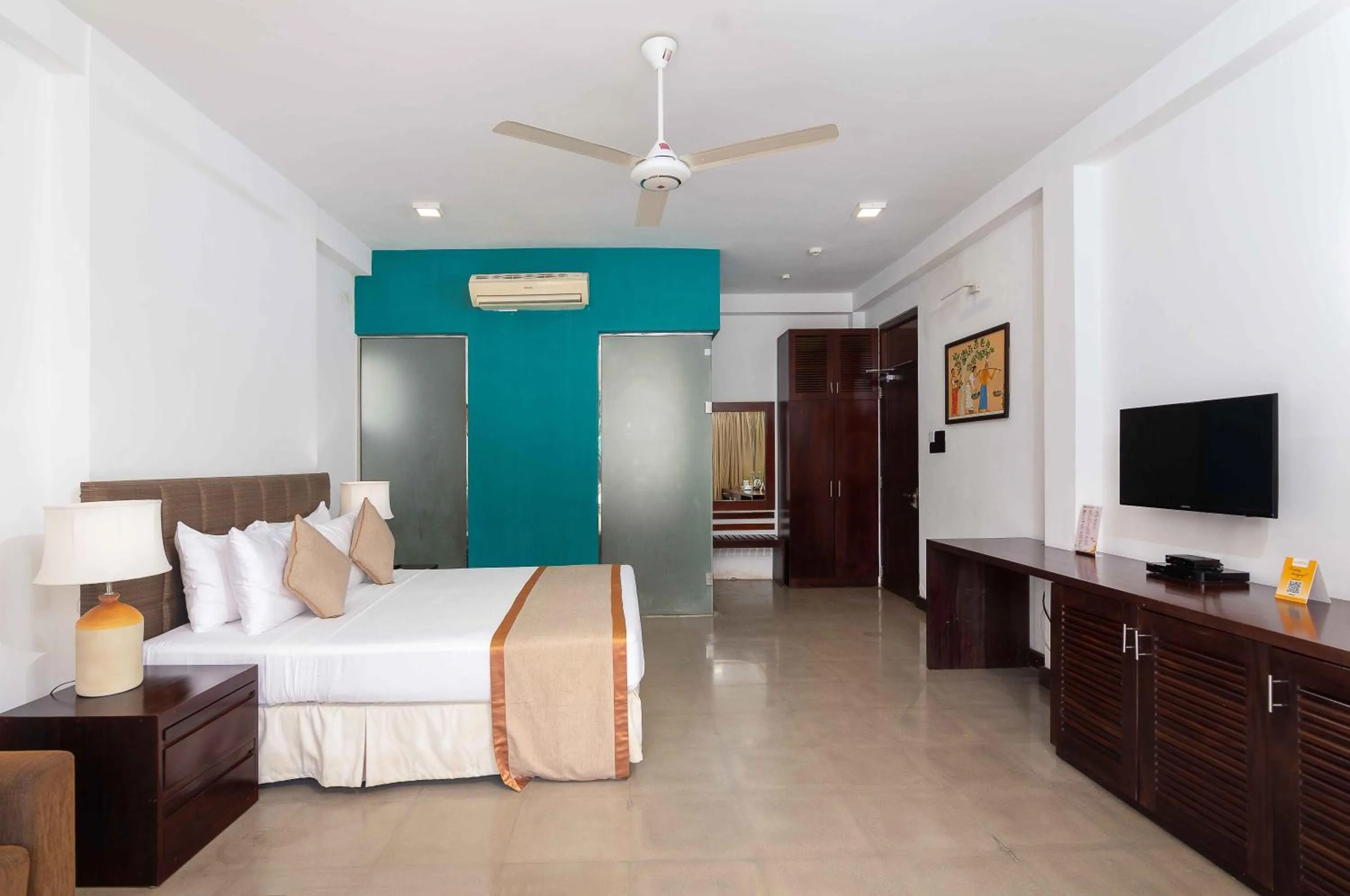 Bed in South Lake Resort Koggala