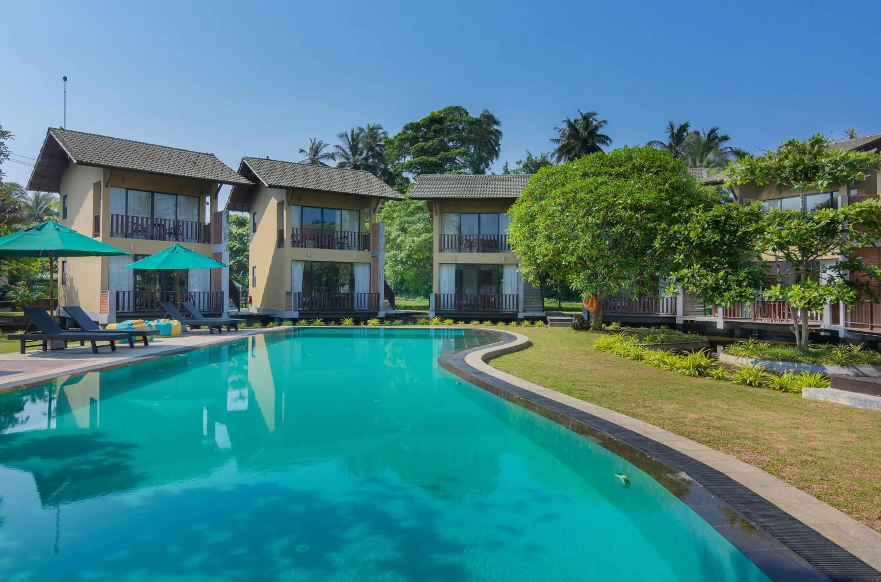 Swimming pool in South Lake Resort Koggala