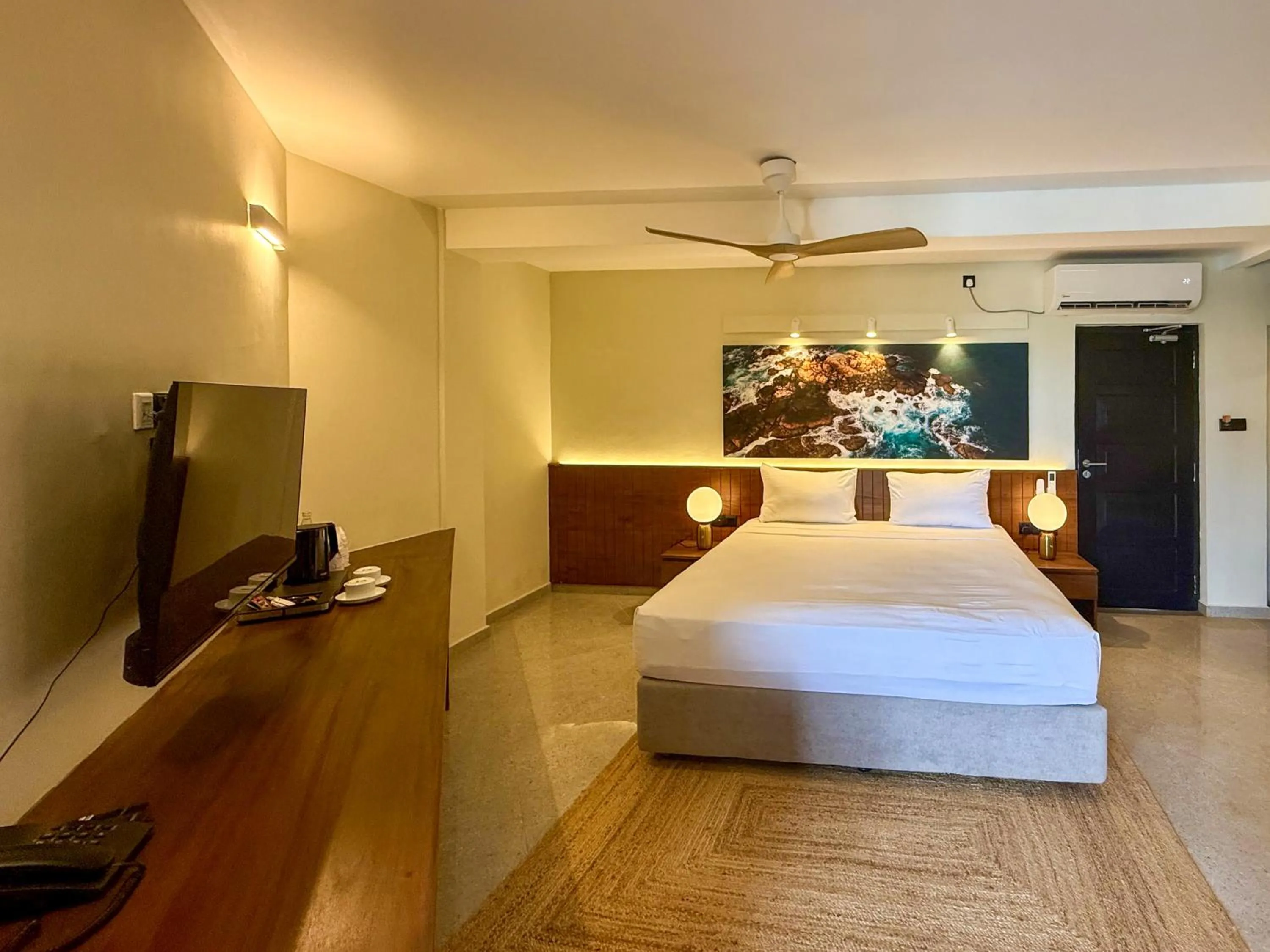 Bed in South Lake Resort Koggala