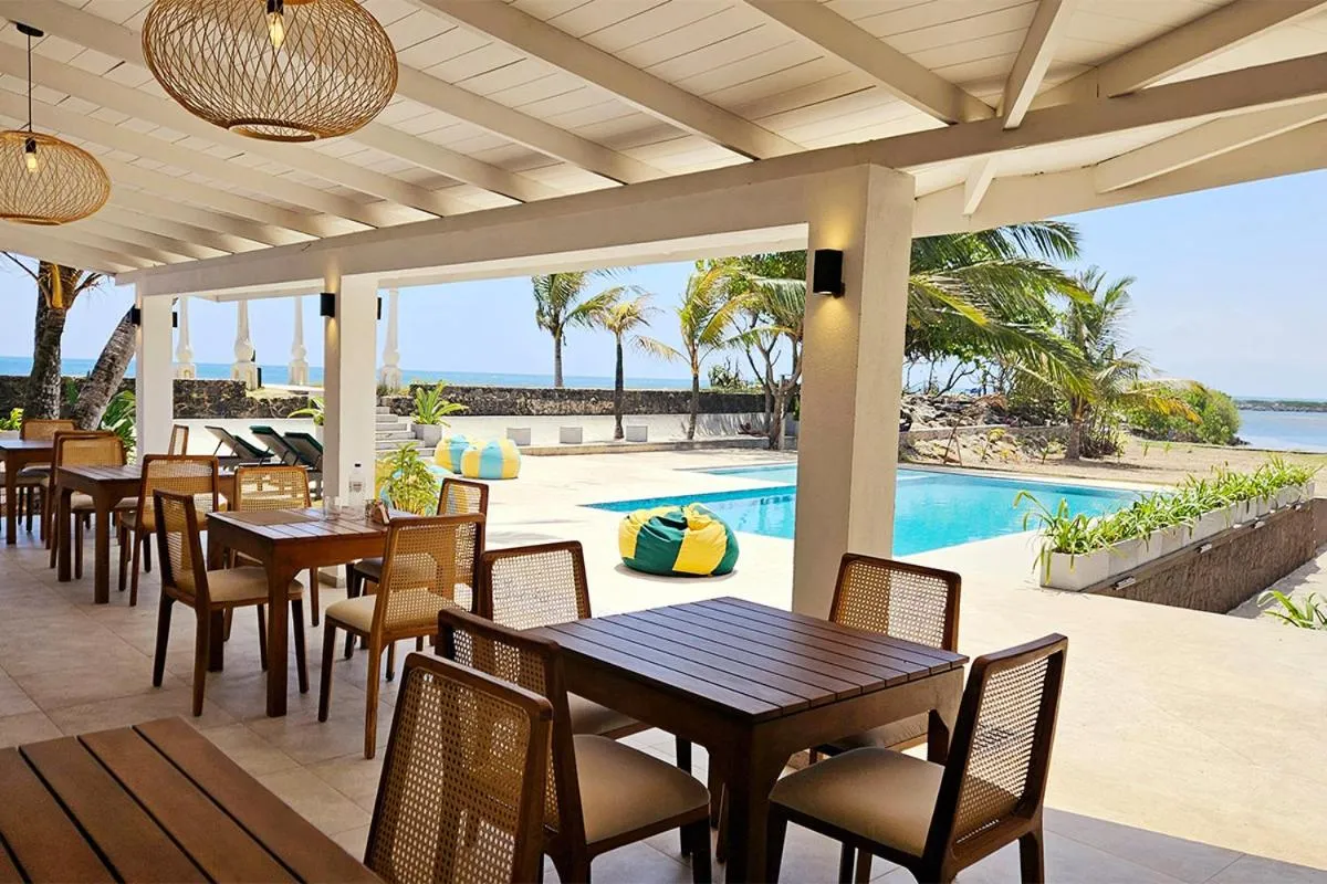 Swimming pool in South Lake Resort Koggala