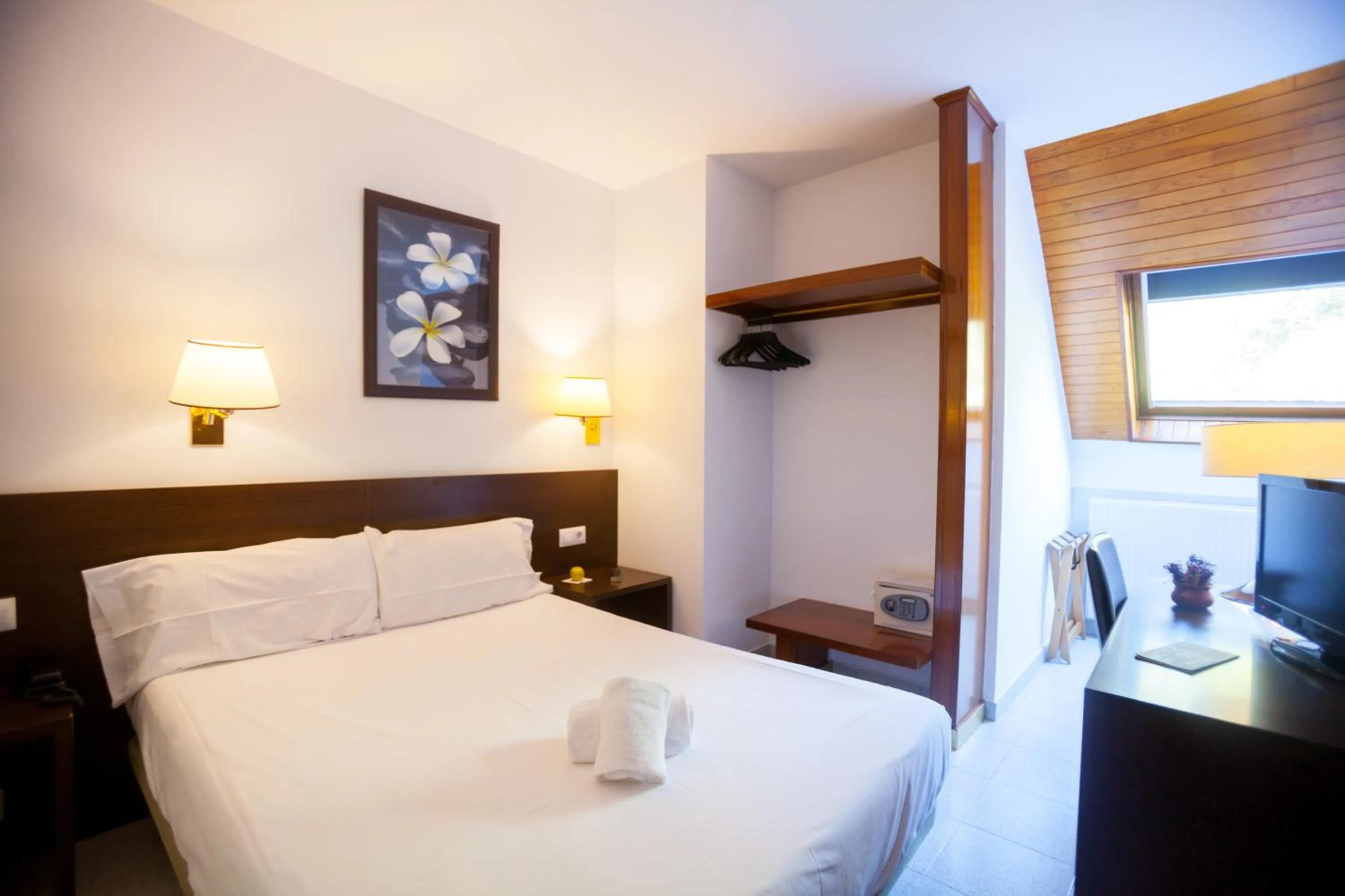 Photo of the whole room, Bed in Insitu Eurotel Andorra