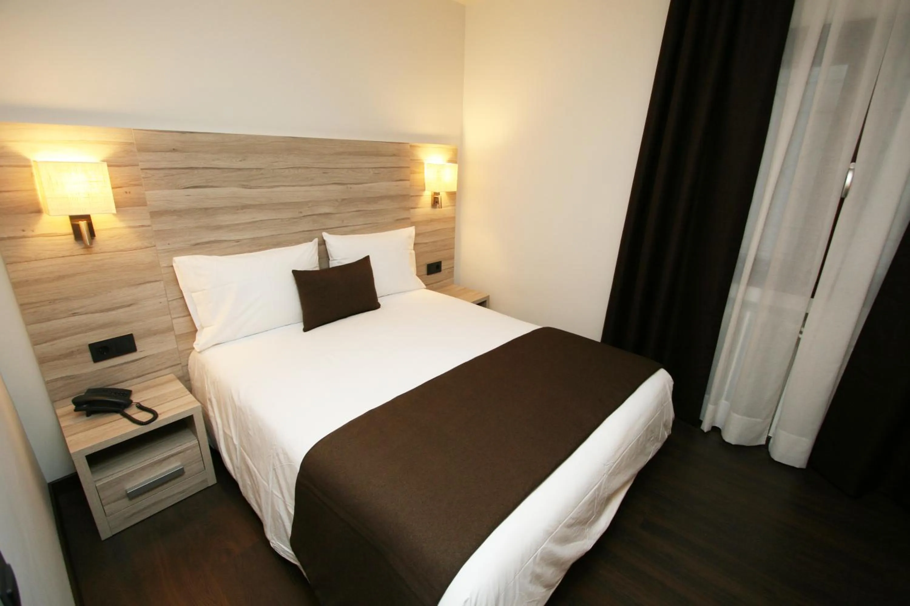 Bedroom, Bed in Hotel Pyrénées