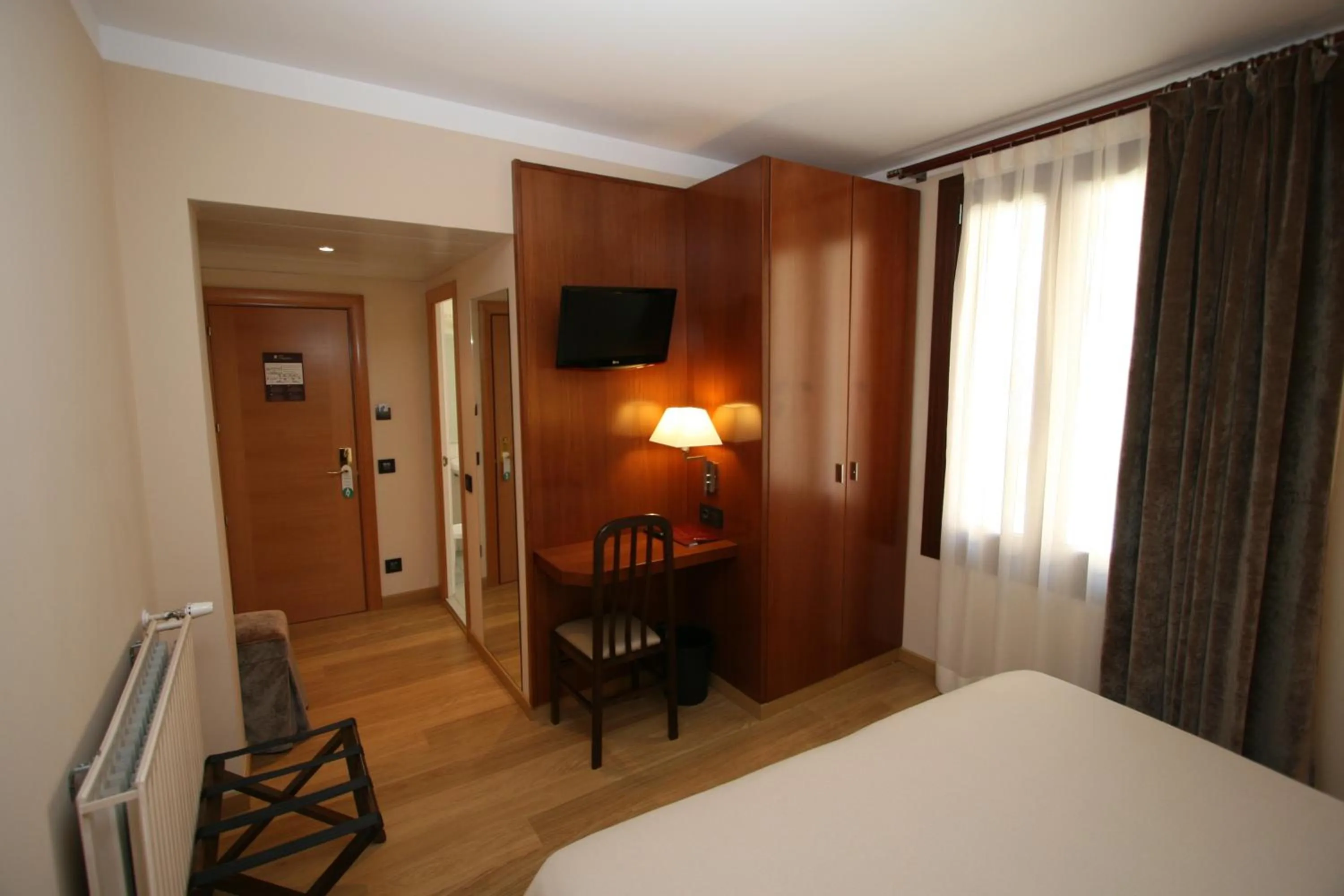 Bedroom, Bed in Hotel Pyrénées