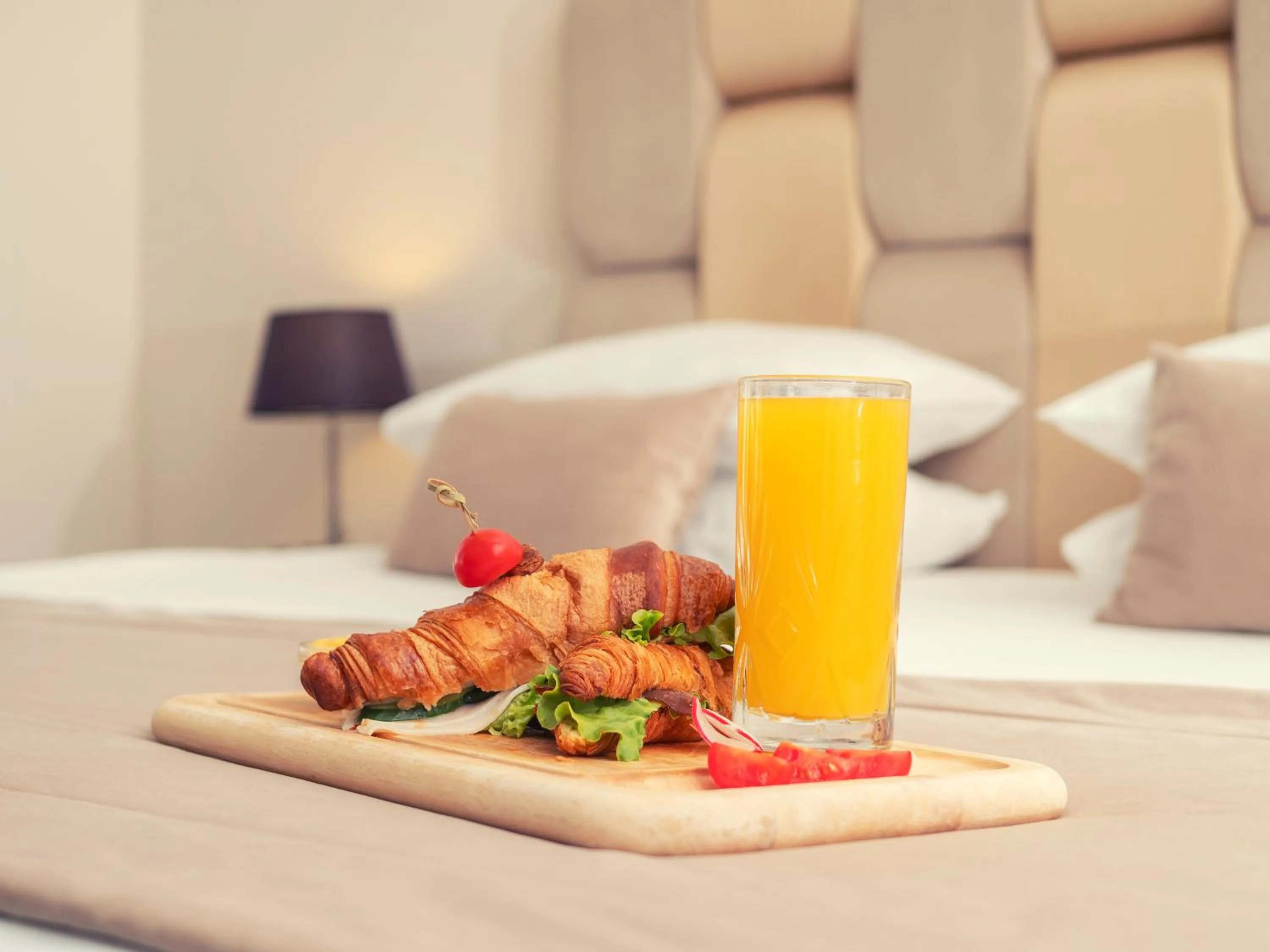 Food, Bed in Hotel Moskva