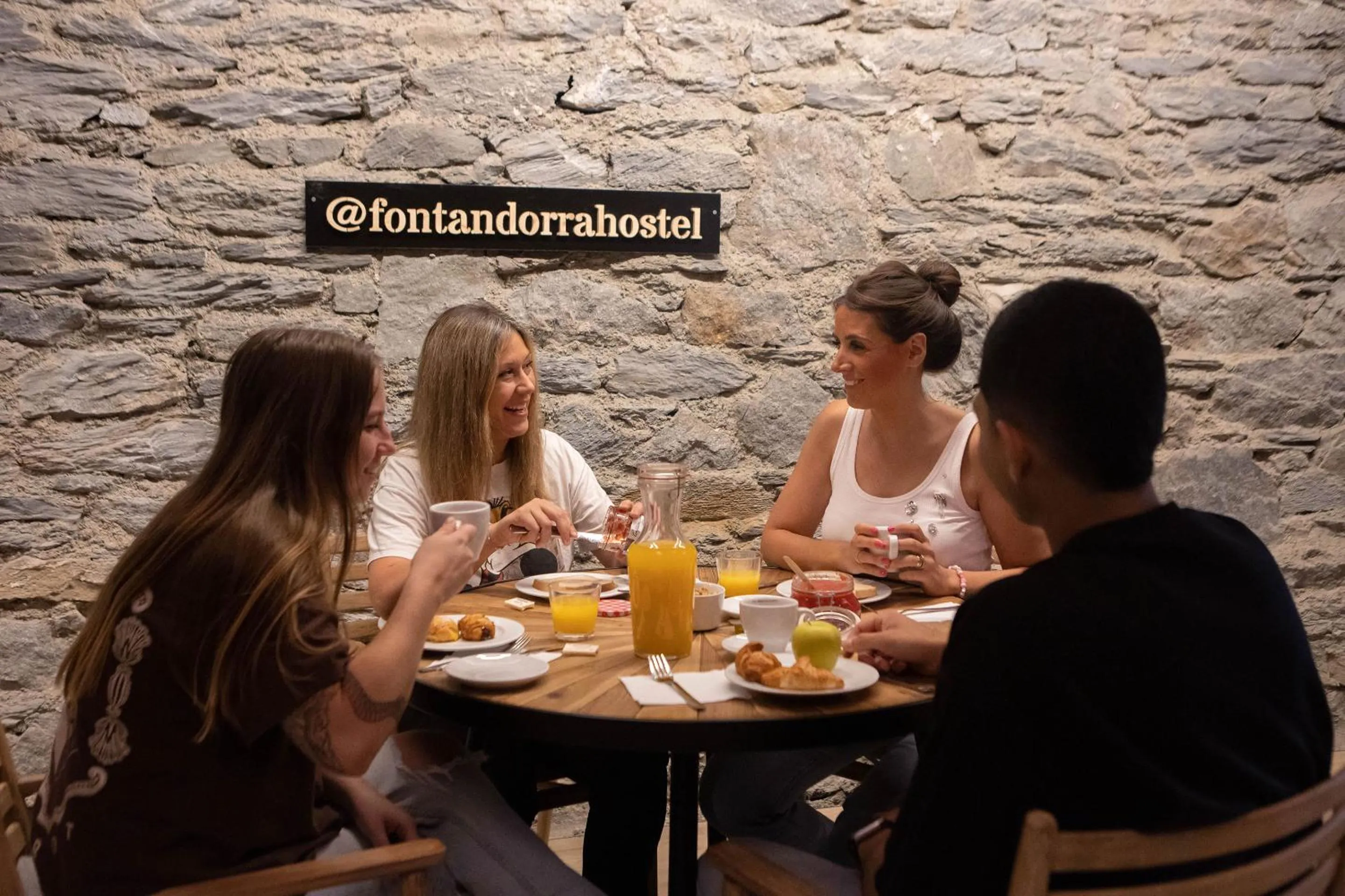 Food and drinks in Font Andorra Hostel by Nexta