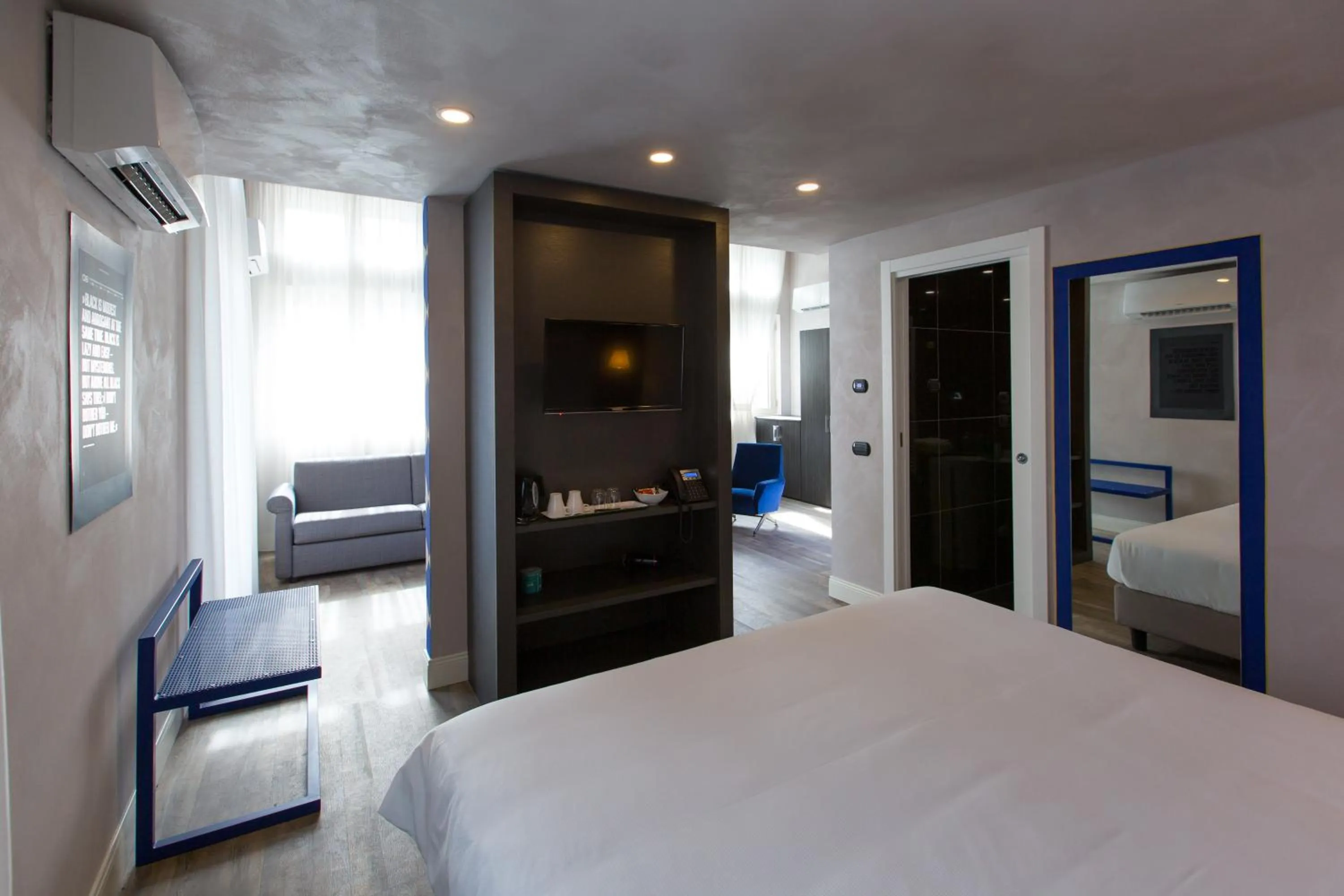 TV and multimedia, Bed in Hotel Al Campanile - Luxury Suites & Apartments