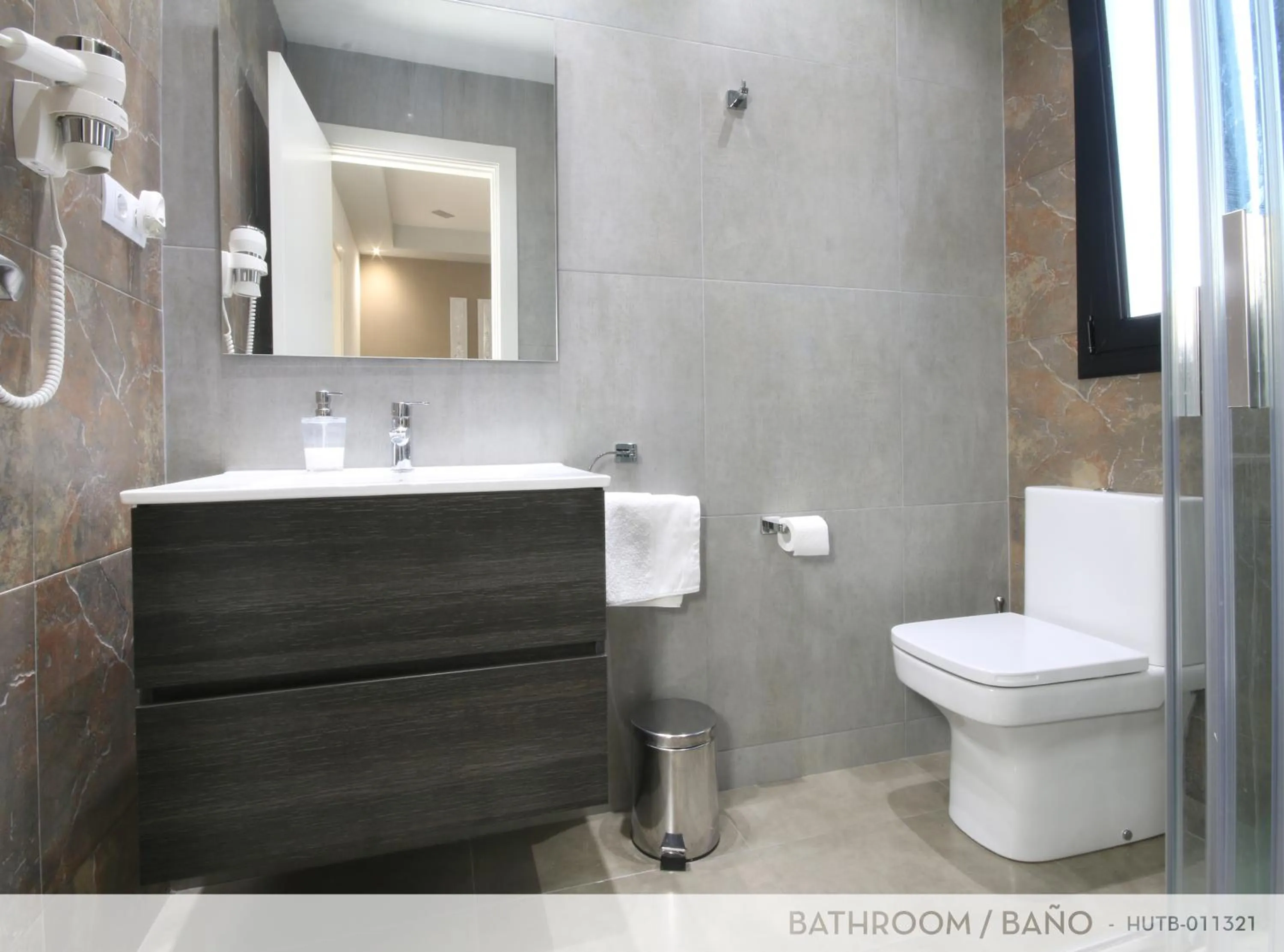 Shower in Suite Place Barcelona Còrsega