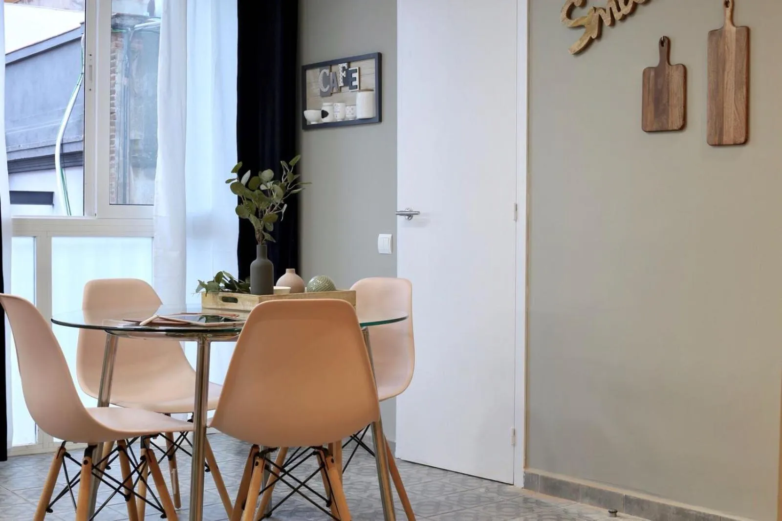 Dining area in Suite Place Barcelona Còrsega