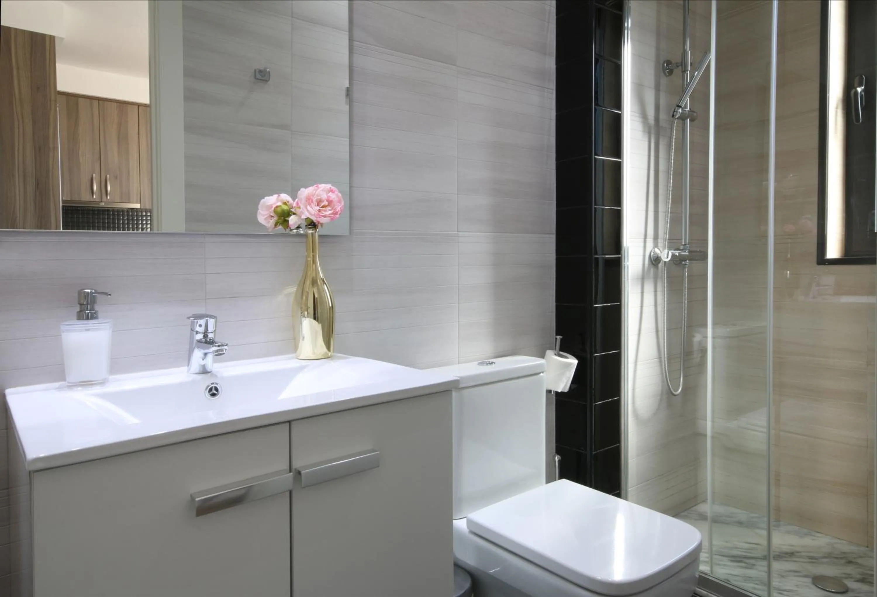 Shower in Suite Place Barcelona Còrsega