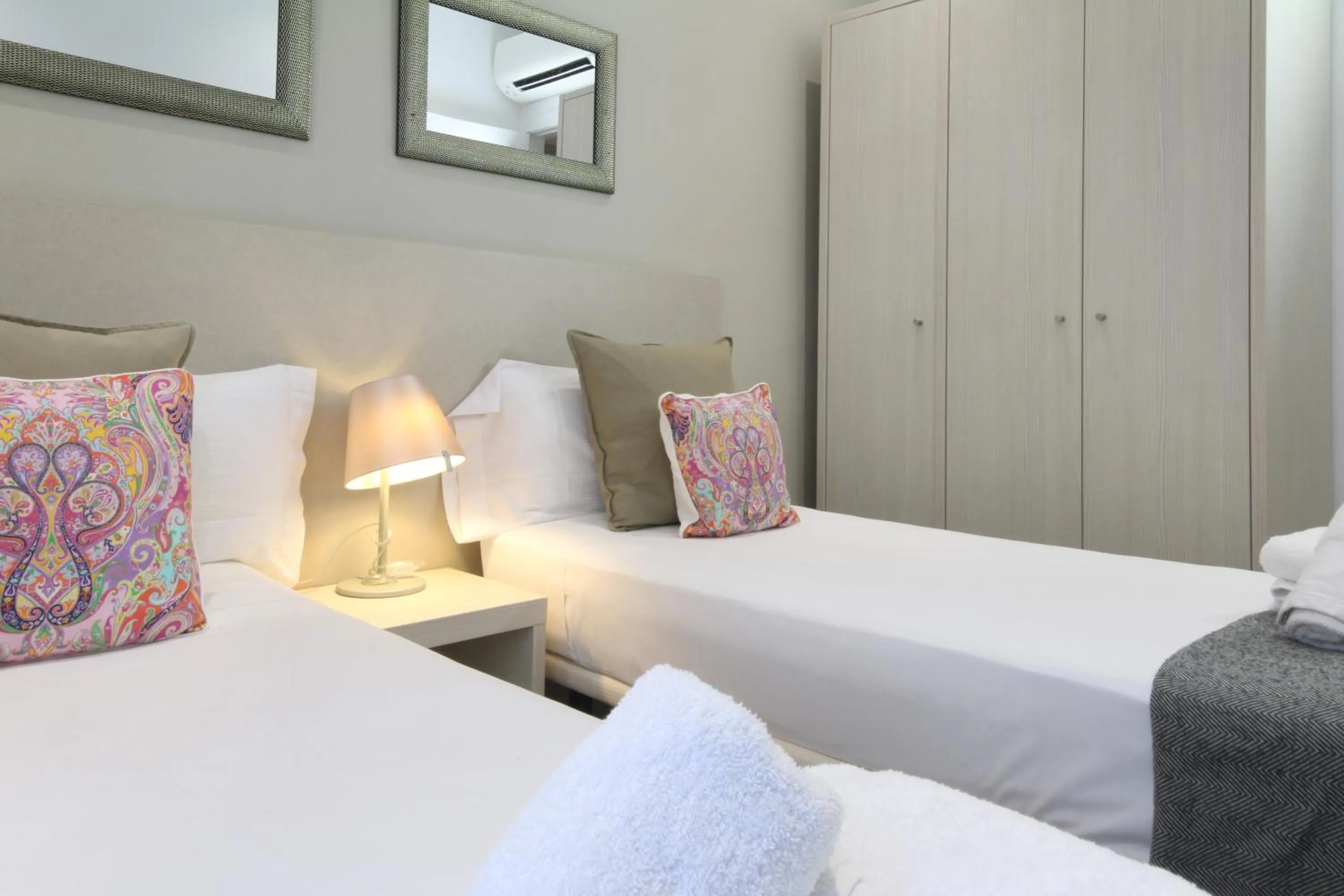 Bed in Suite Place Barcelona Còrsega