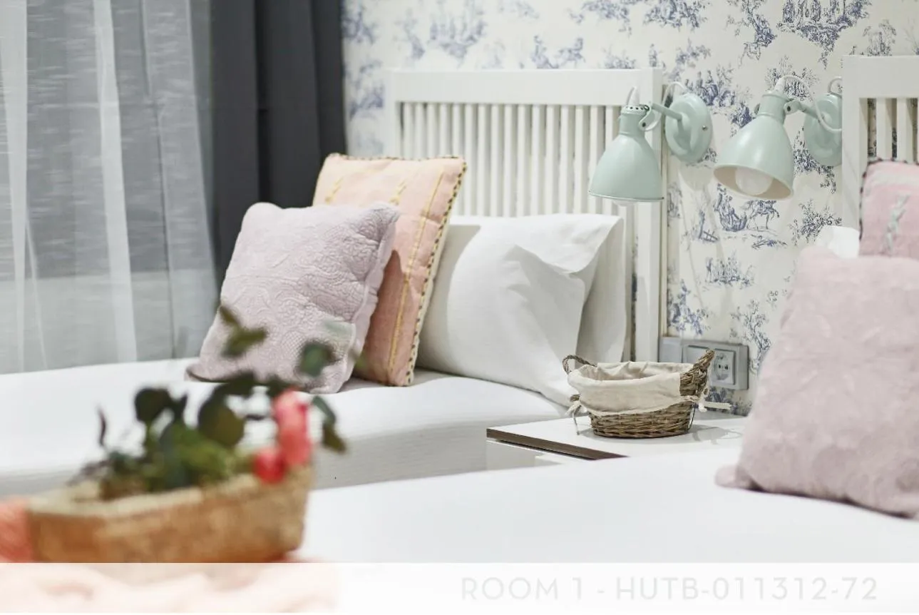 Photo of the whole room, Bed in Suite Place Barcelona Còrsega