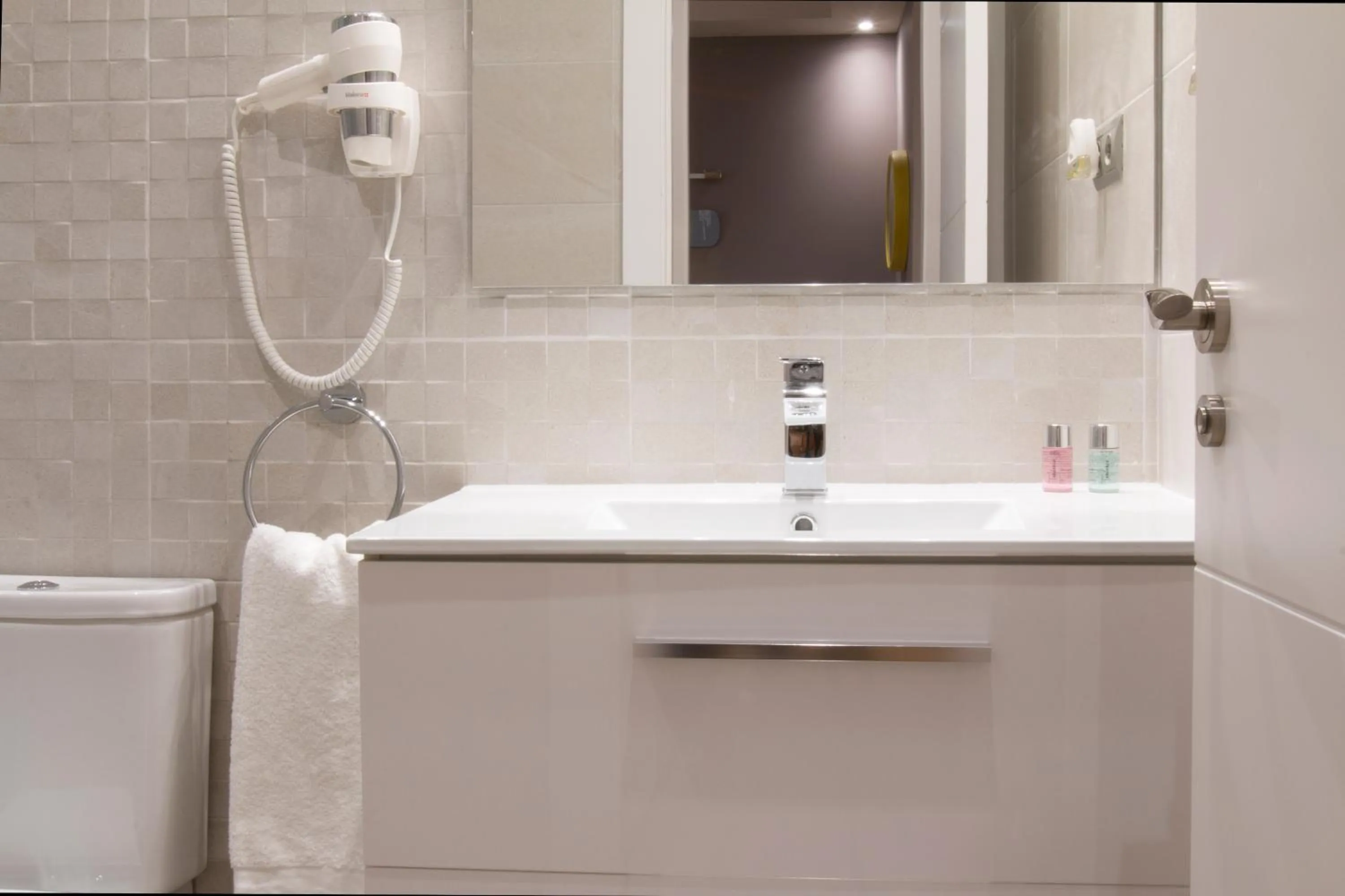 Shower in Suite Place Barcelona Còrsega