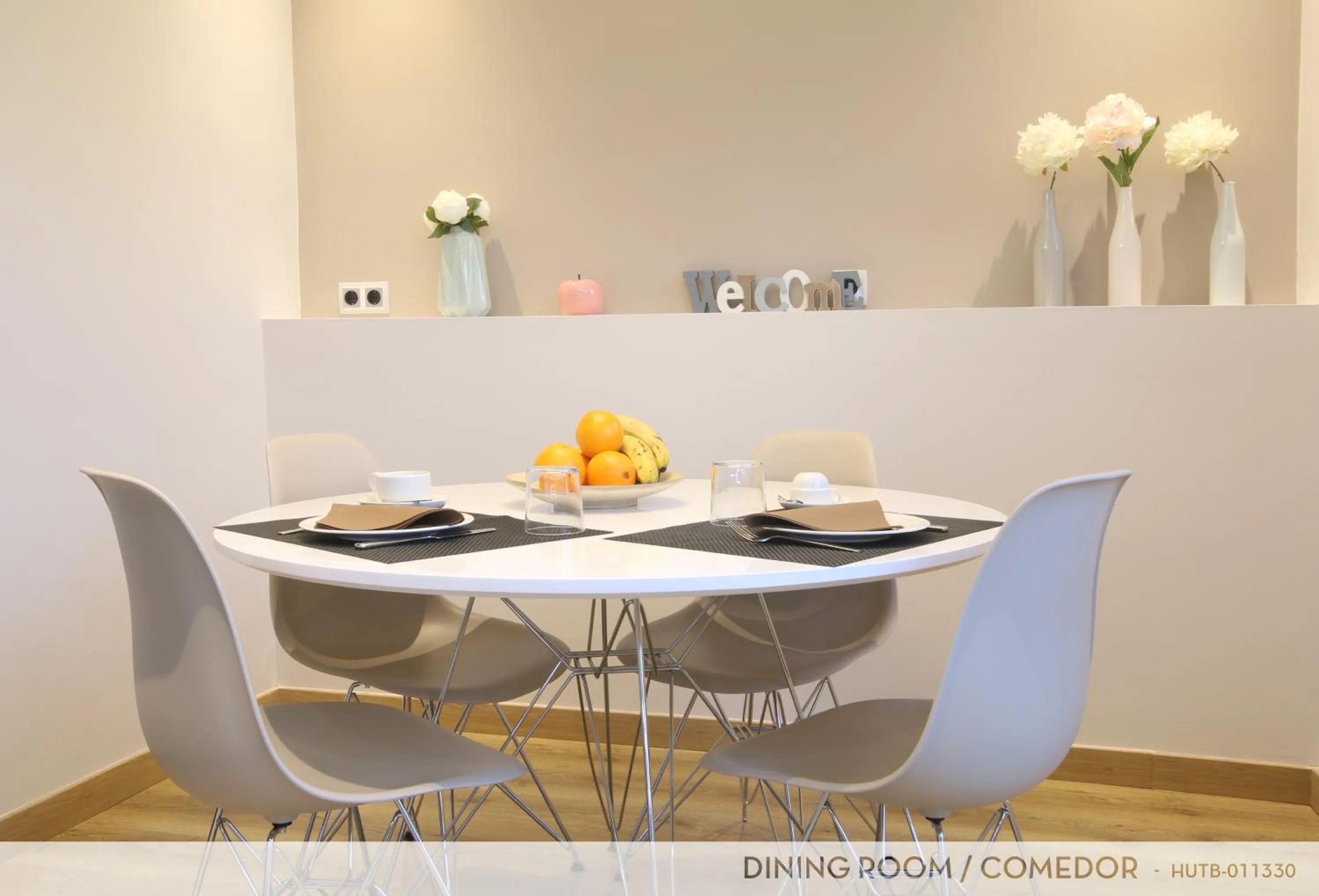 Dining area in Suite Place Barcelona Còrsega