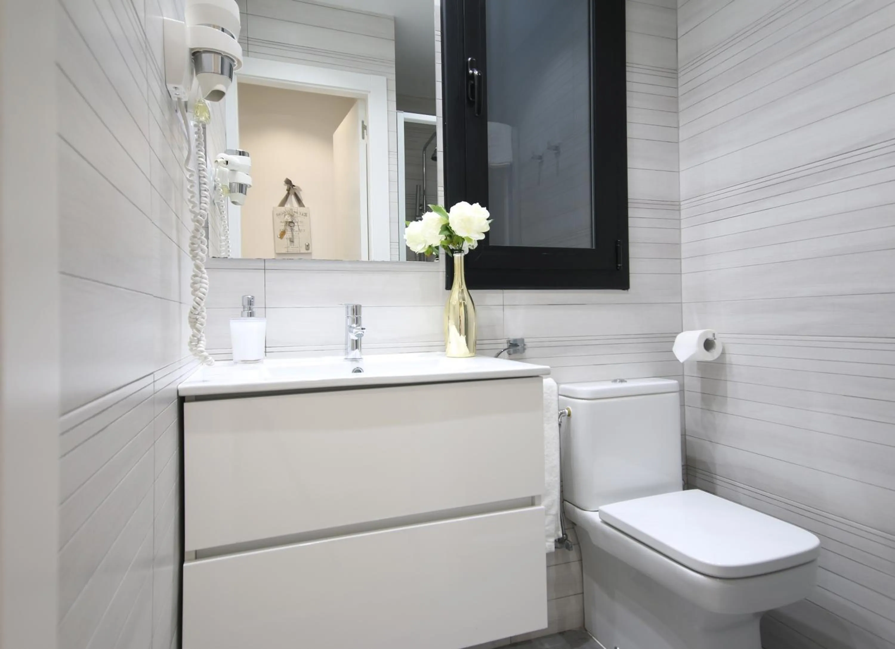 Shower in Suite Place Barcelona Còrsega