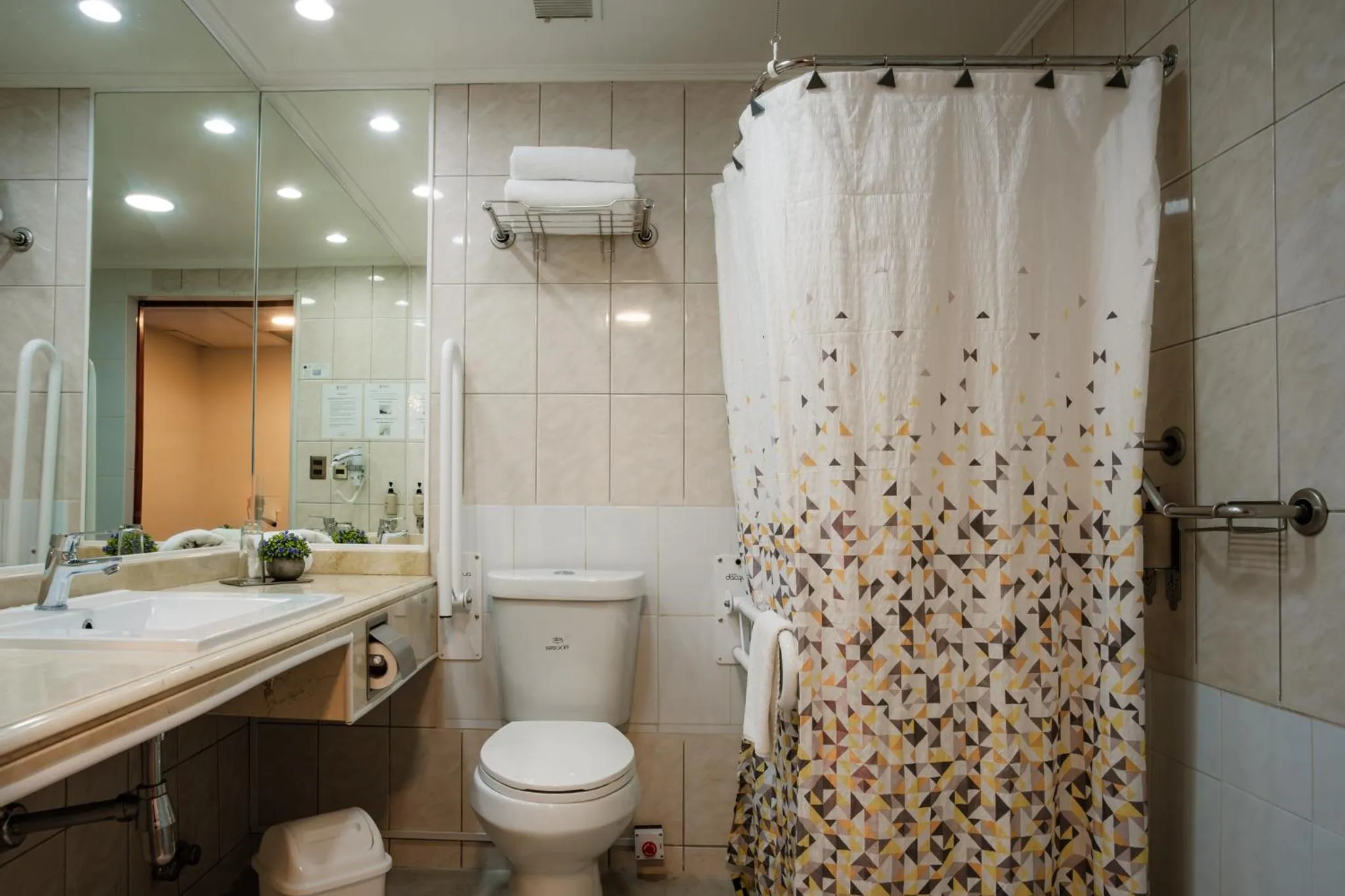 Shower in Tur Hotel Santiago