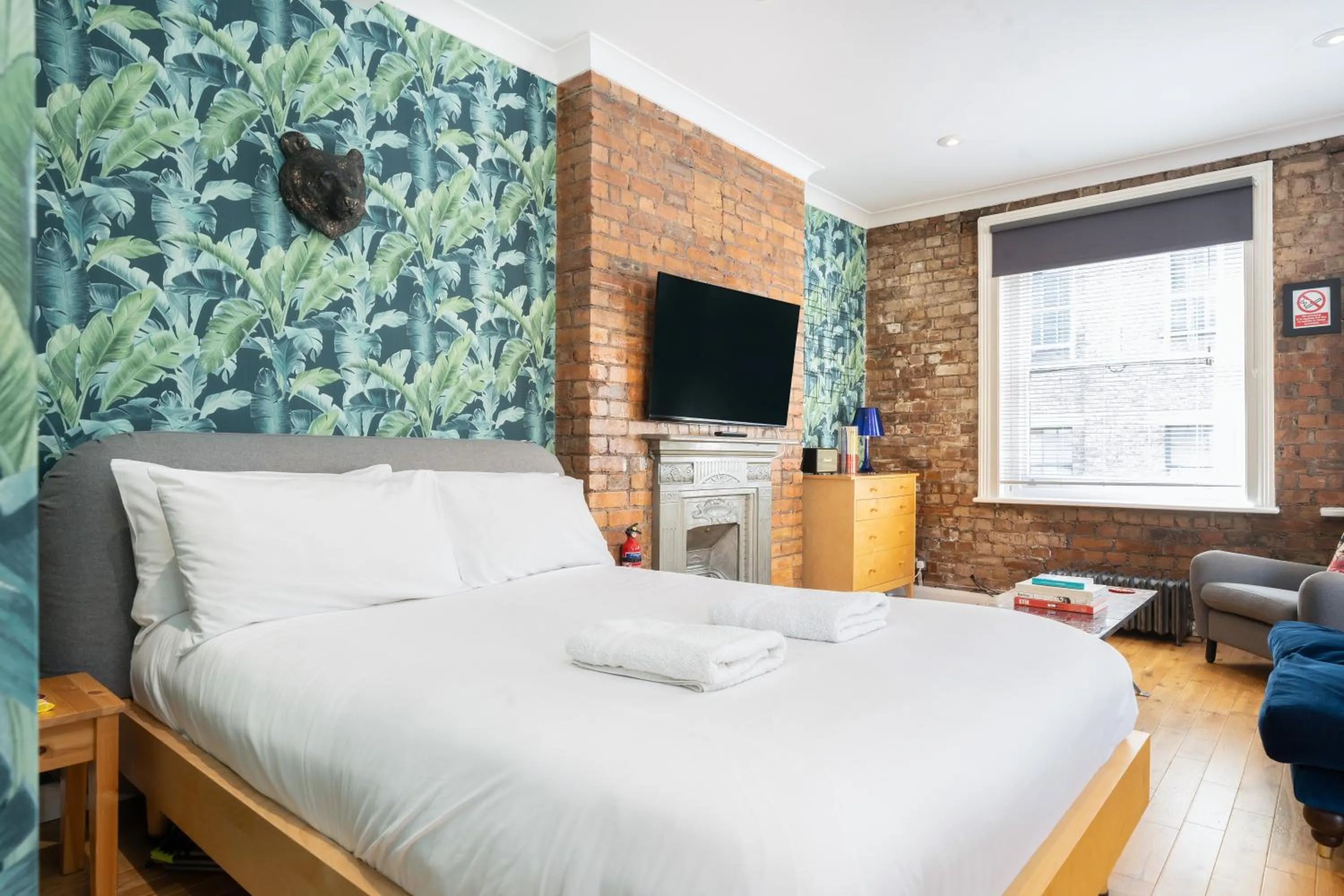 Communal lounge/ TV room, Bed in Crashpads Shoreditch Brick Lane Mini Lofts