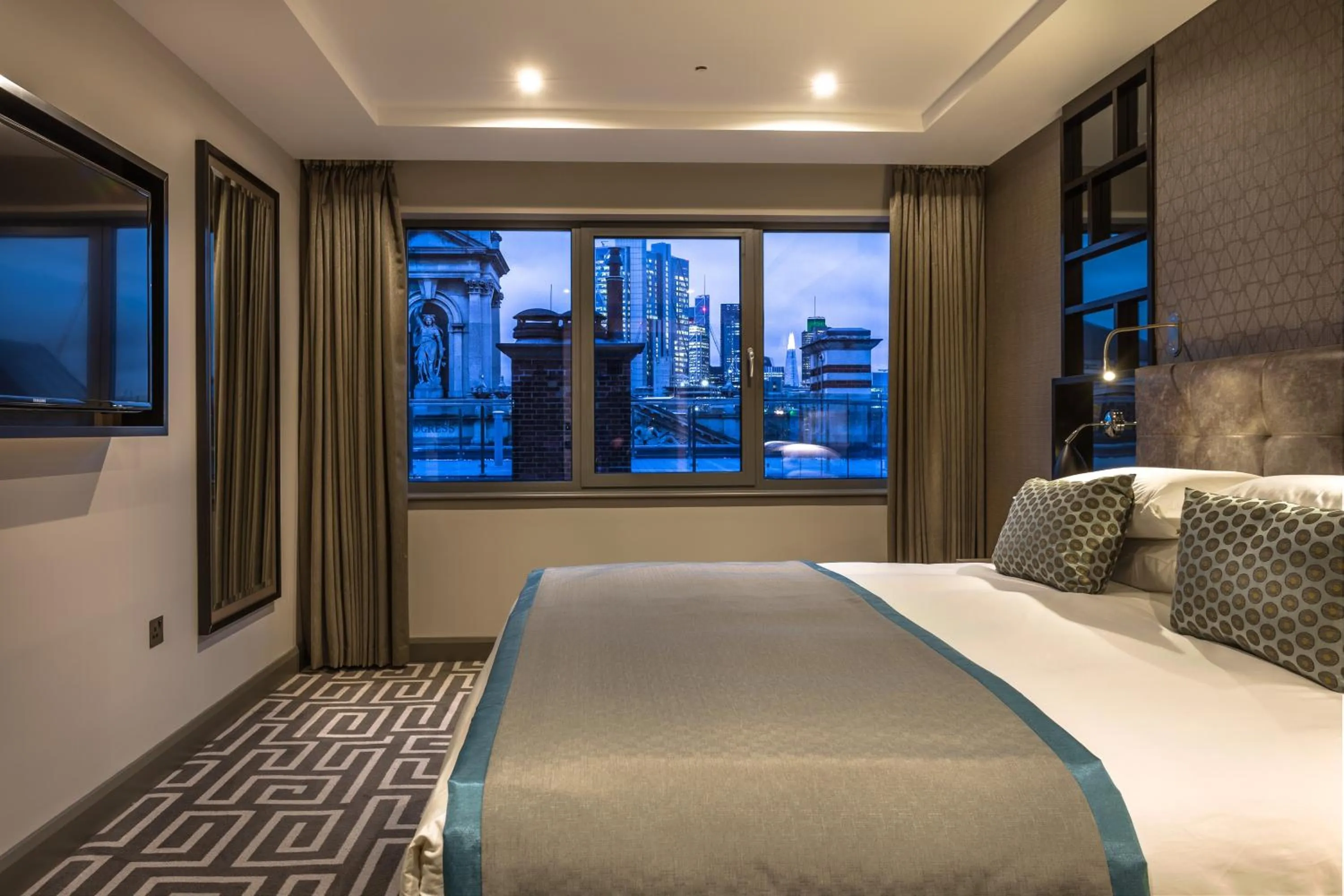 City view, Bed in Courthouse Hotel Shoreditch