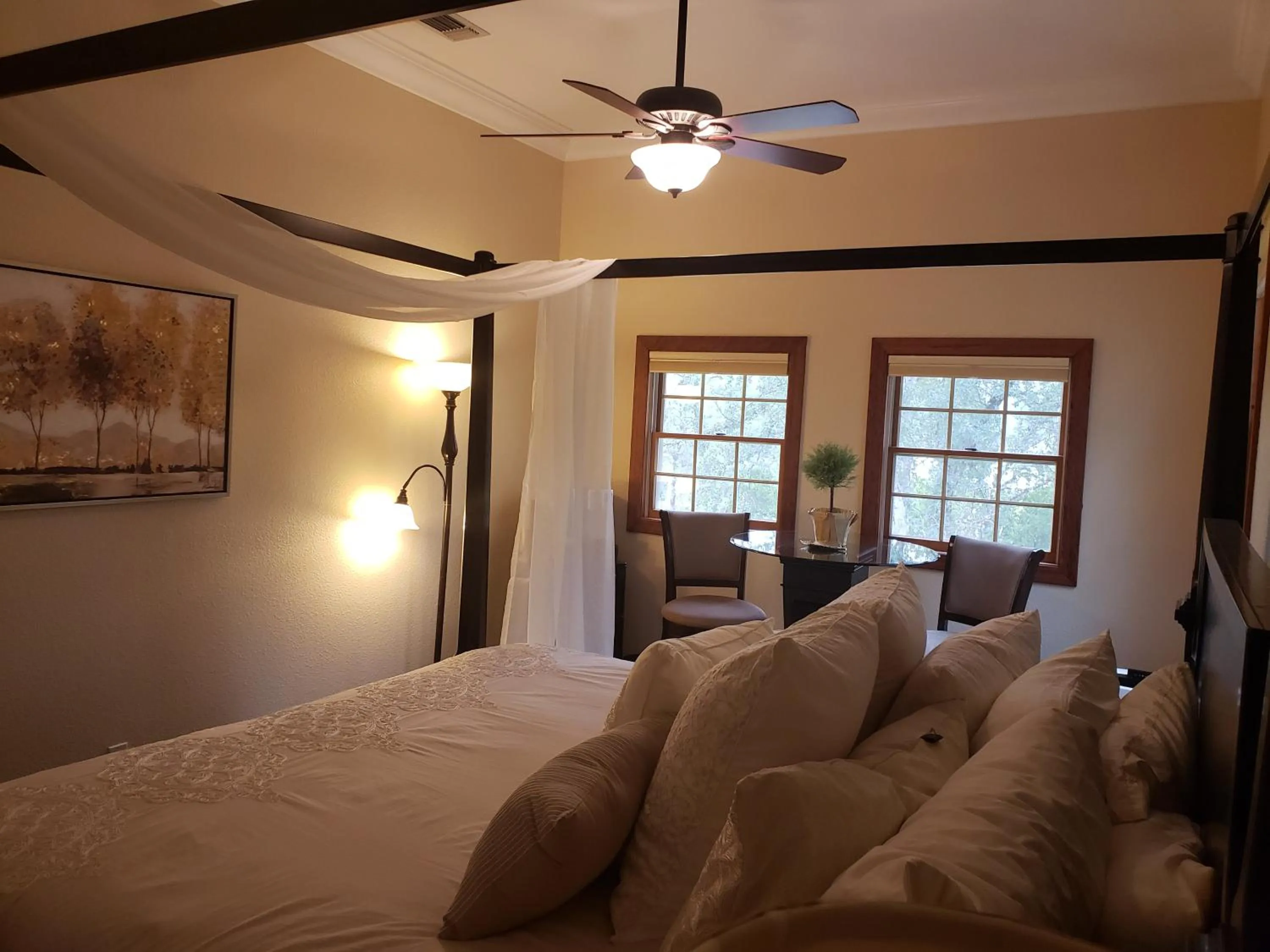 Photo of the whole room, Bed in Hope Inn Redding