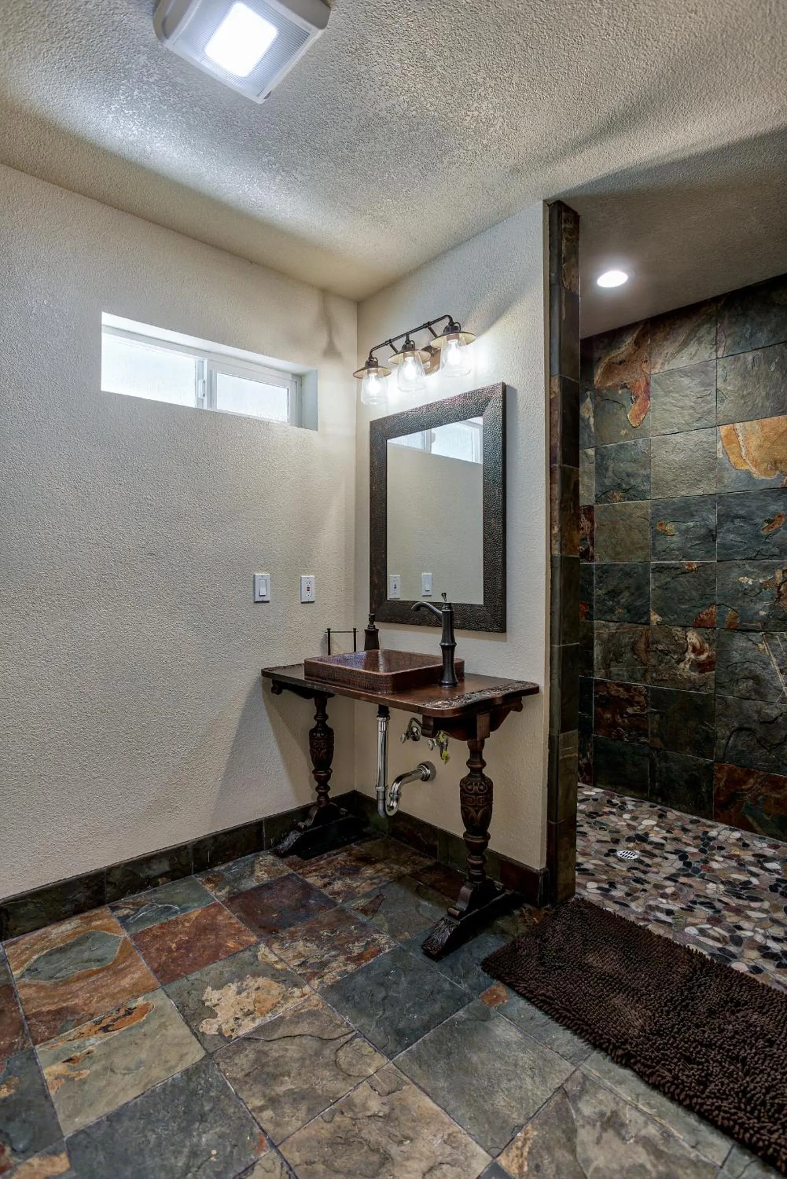 Bathroom in Hope Inn Redding