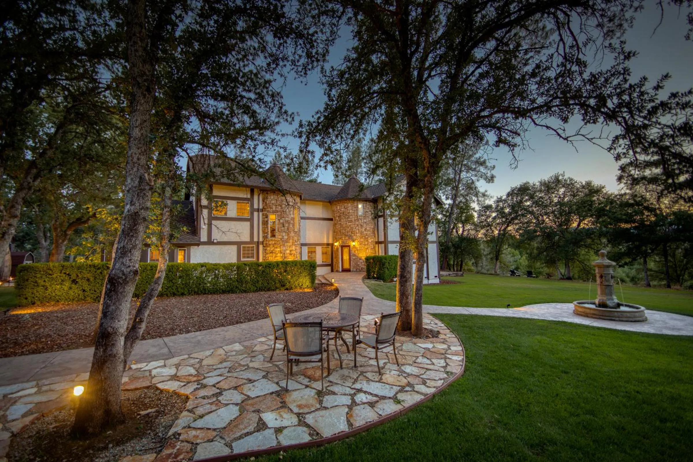 Property building in Hope Inn Redding