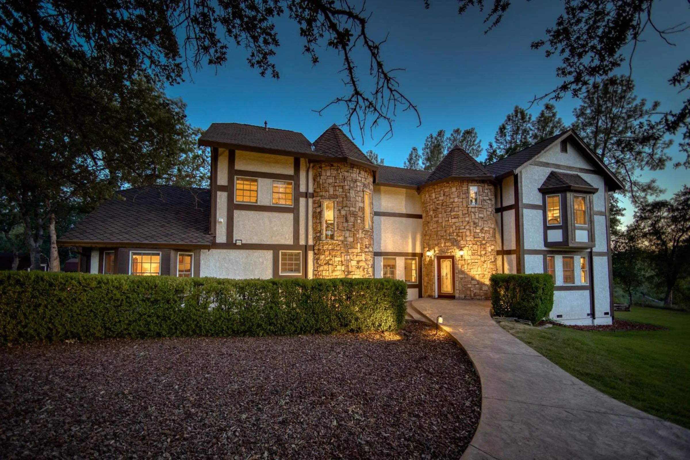 Property building in Hope Inn Redding