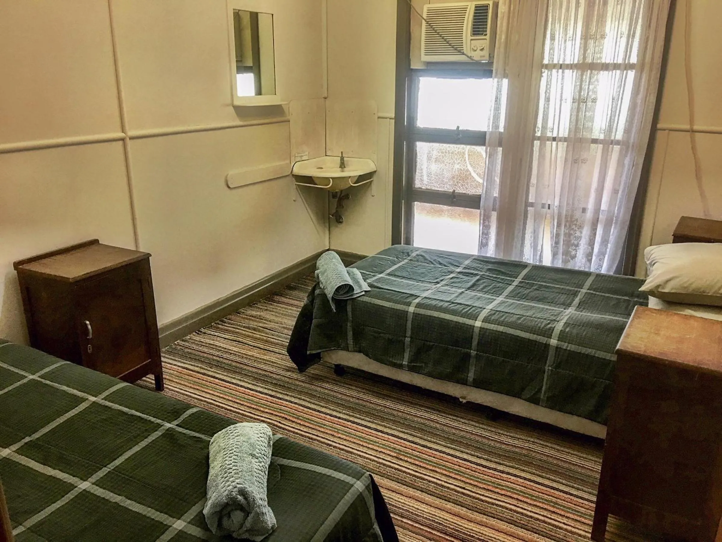 Standard Twin Room with Shared Bathroom in Royal Carrangarra Hotel
