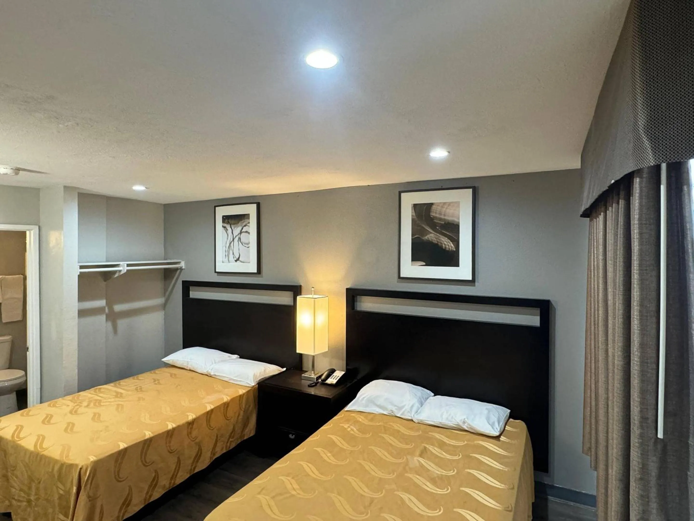 Bedroom, Bed in Rodeway Inn El Cajon - San Diego East