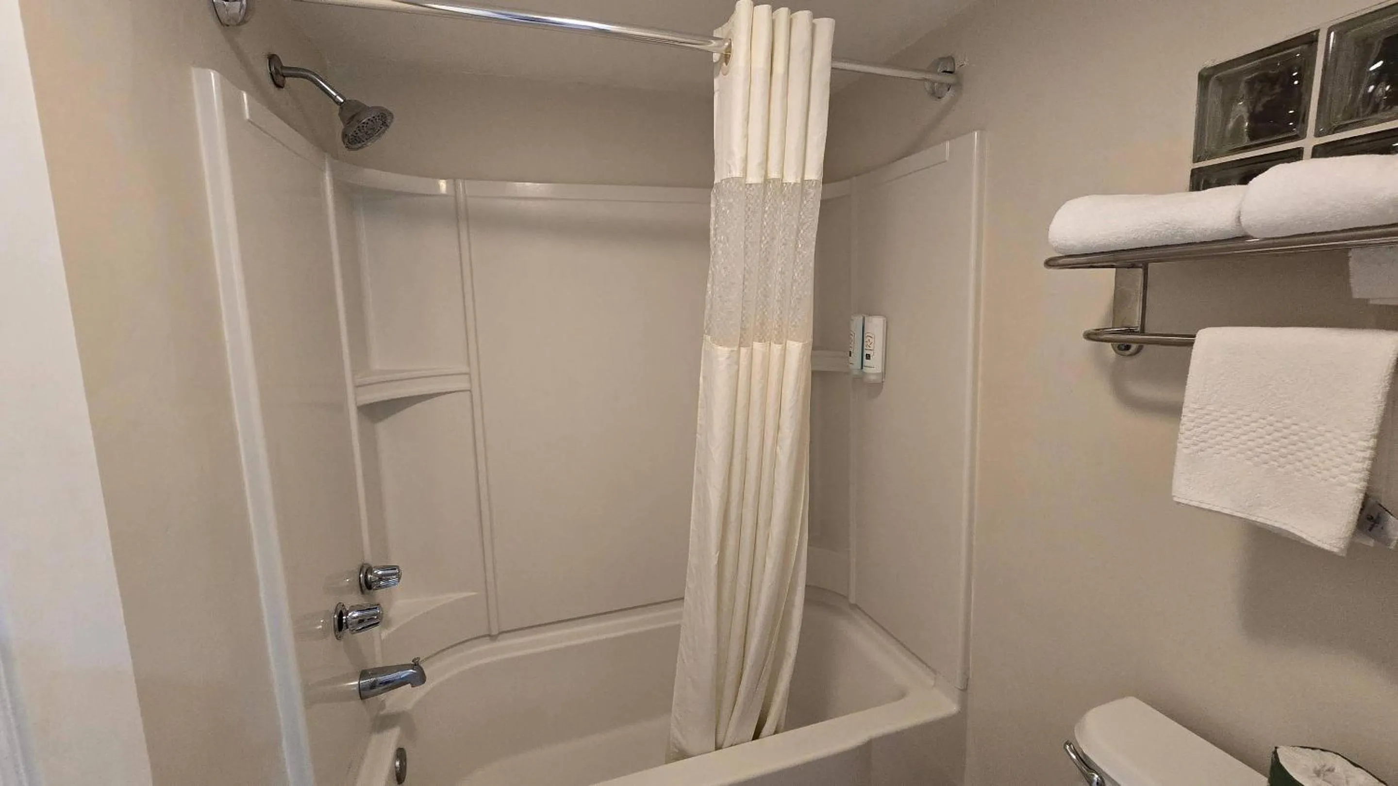 Bedroom in Rodeway Inn El Cajon - San Diego East