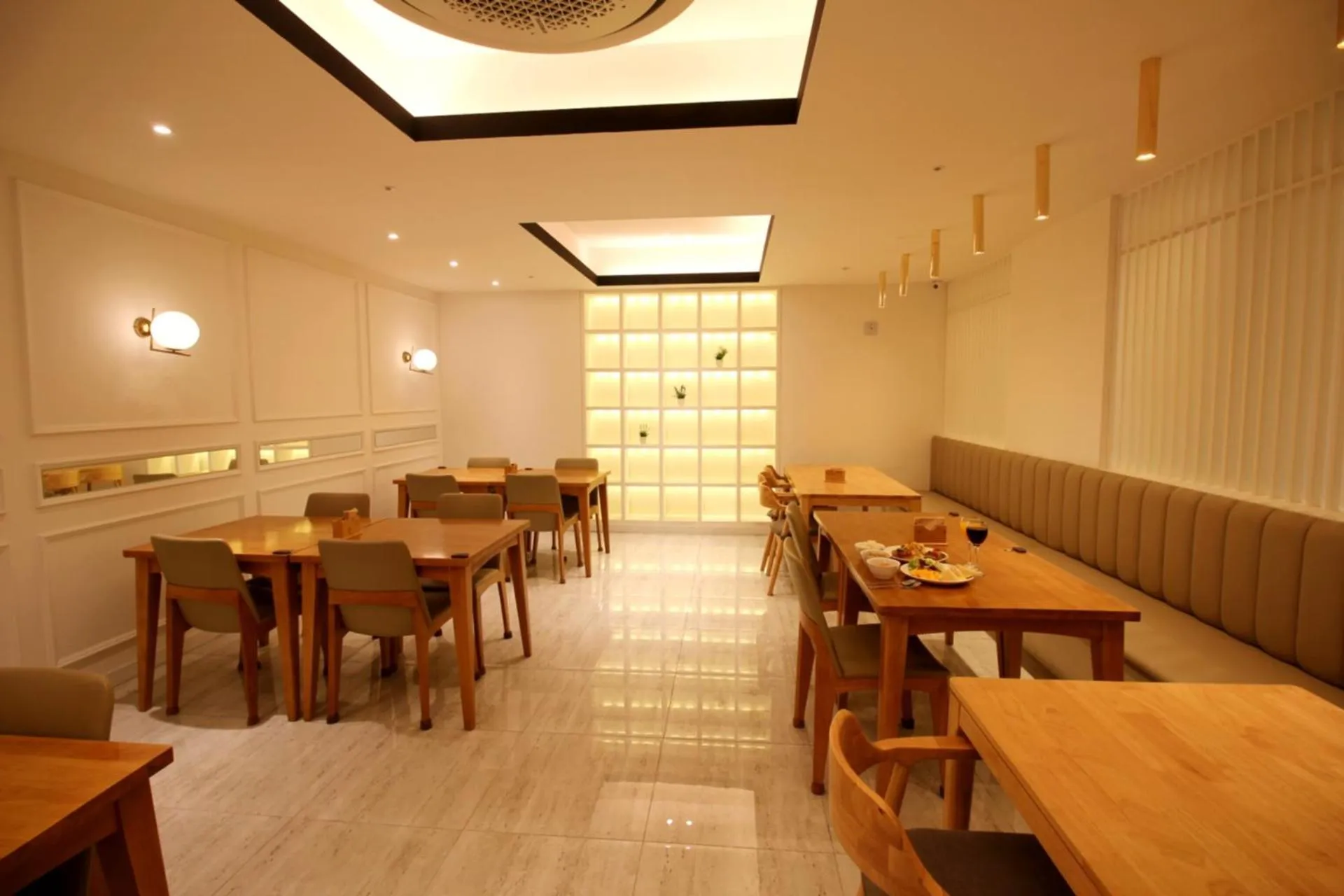 Restaurant/places to eat in Seattle B Hotel