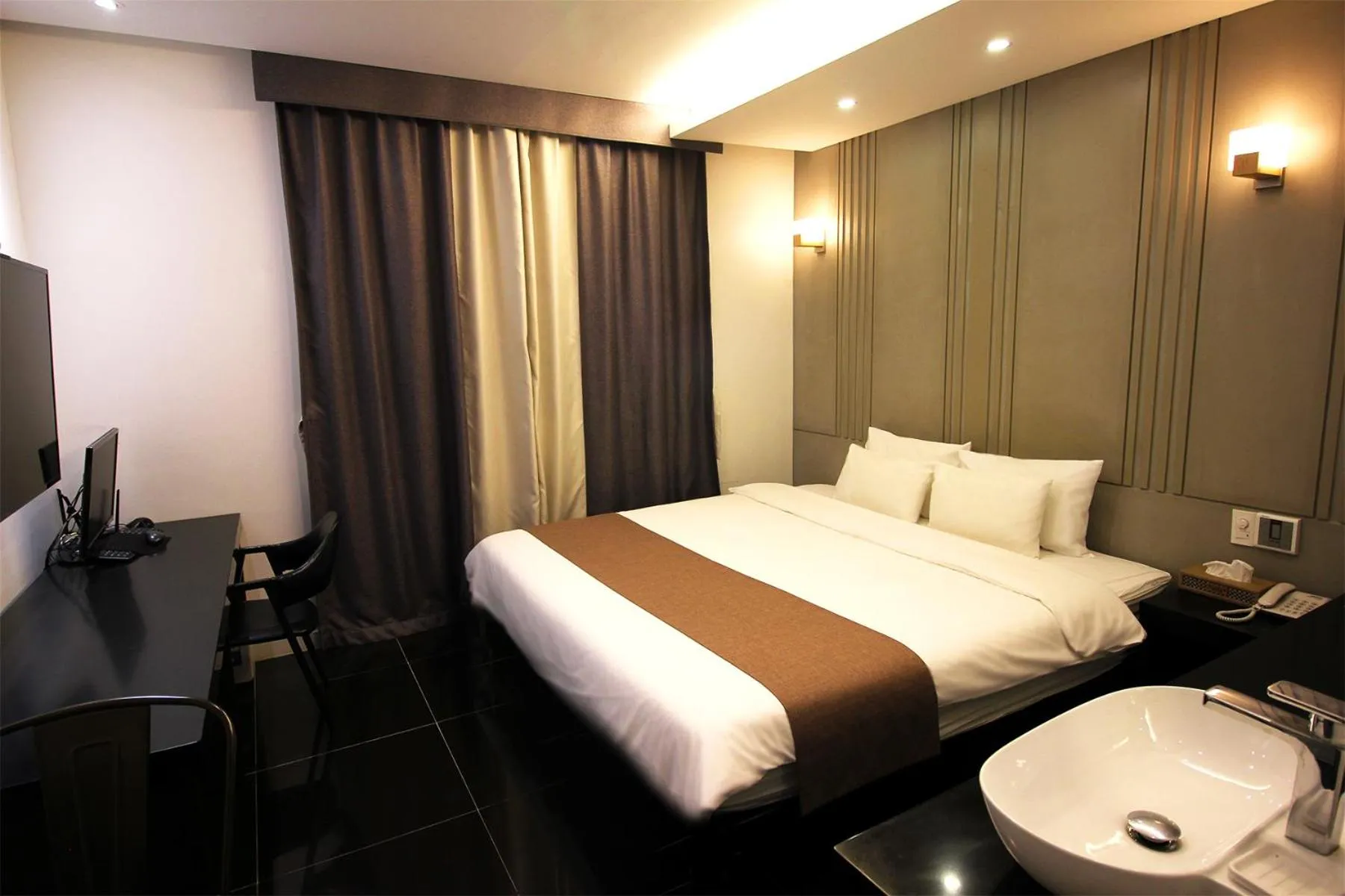 Bed in Seattle B Hotel