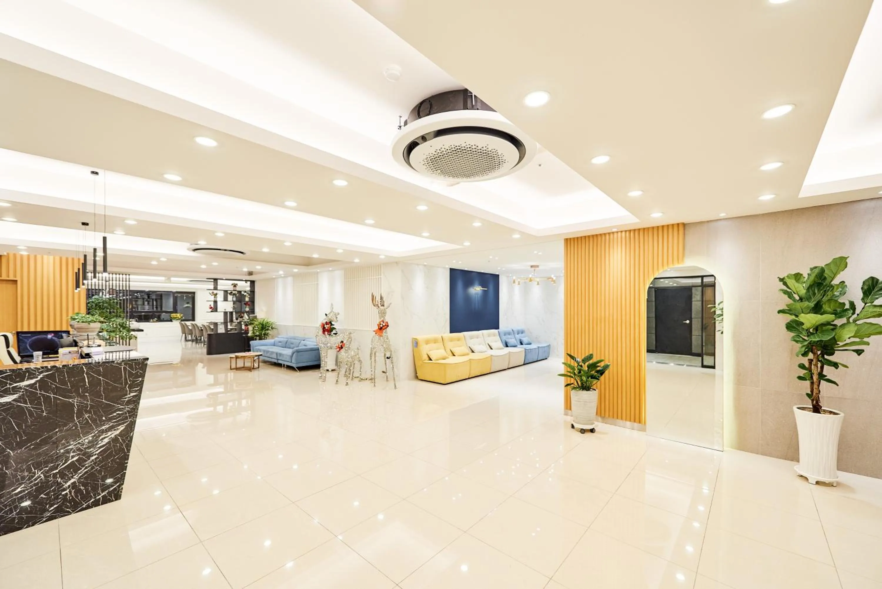 Lobby or reception in Seattle B Hotel